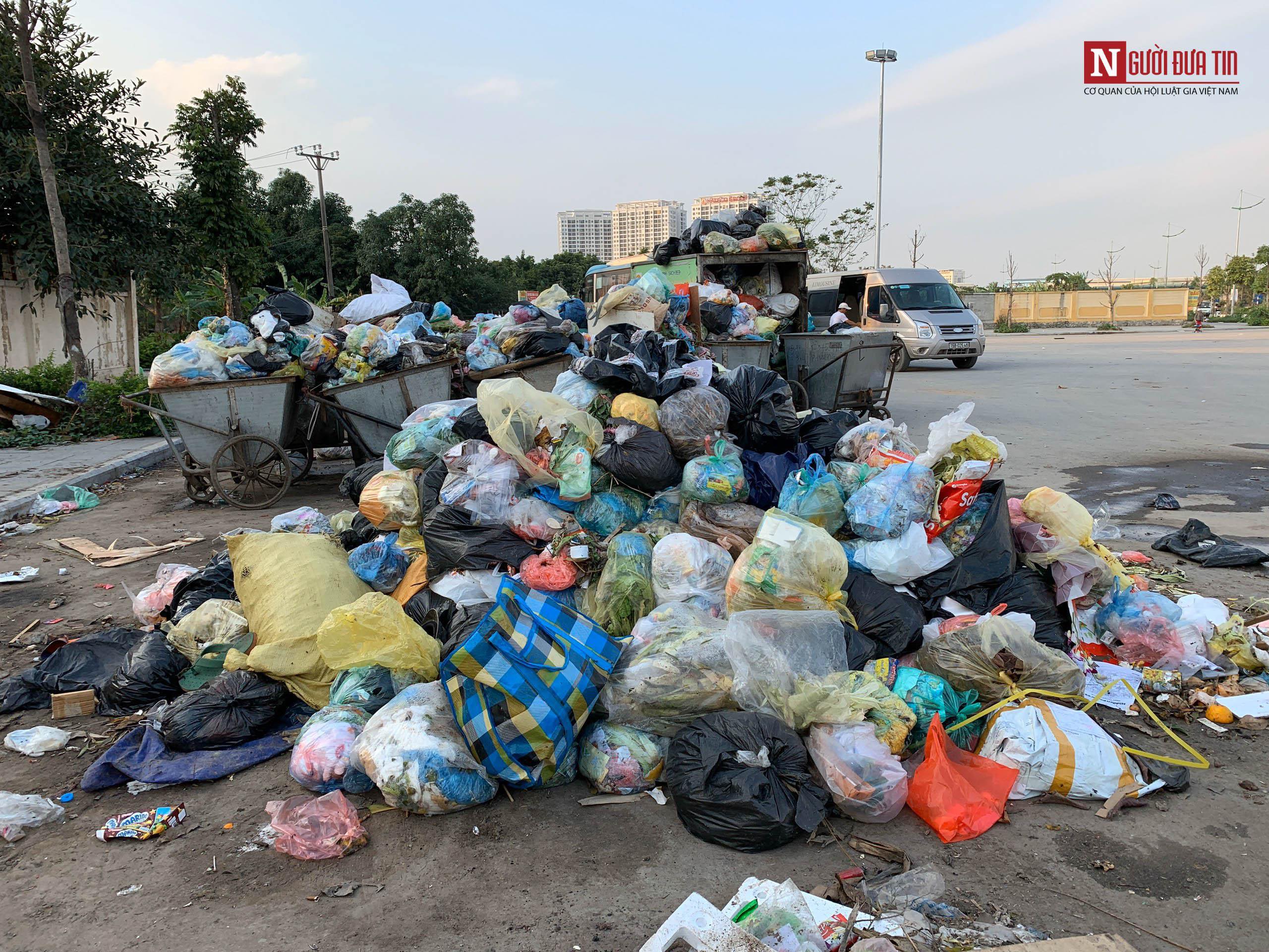 Môi trường - Người dân chặn bãi rác Nam Sơn: Hà Nội tràn ngập rác trên nhiều tuyến phố (Hình 17).