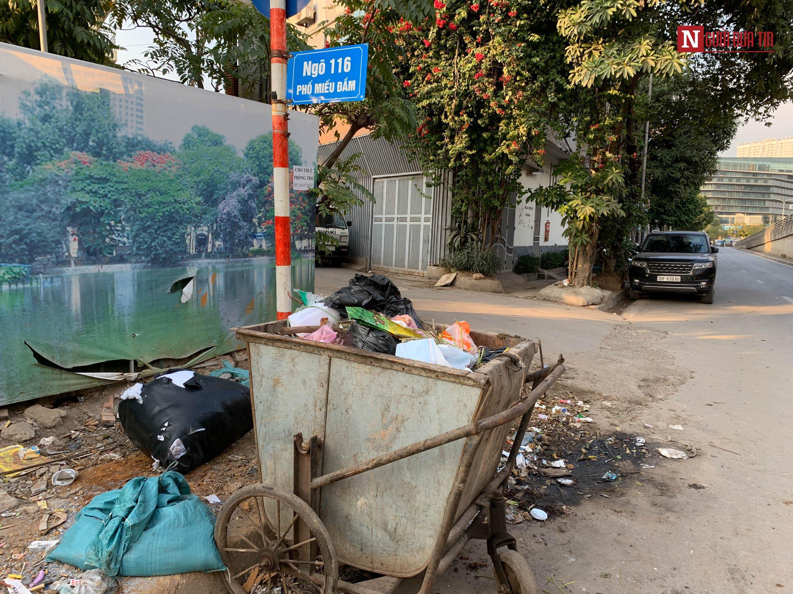 Môi trường - Người dân chặn bãi rác Nam Sơn: Hà Nội tràn ngập rác trên nhiều tuyến phố (Hình 19).