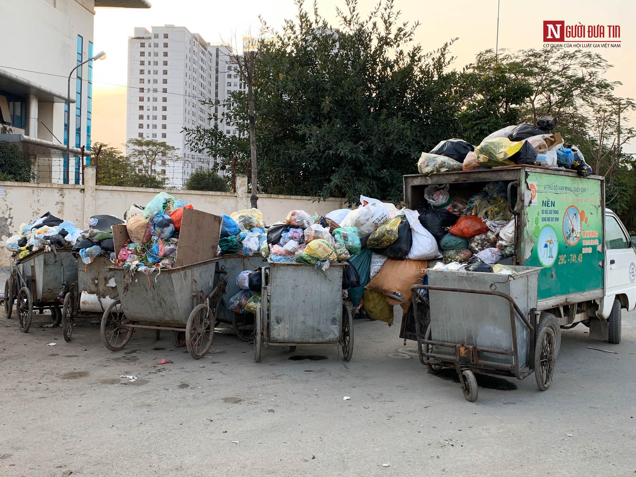 Môi trường - Người dân chặn bãi rác Nam Sơn: Hà Nội tràn ngập rác trên nhiều tuyến phố (Hình 15).