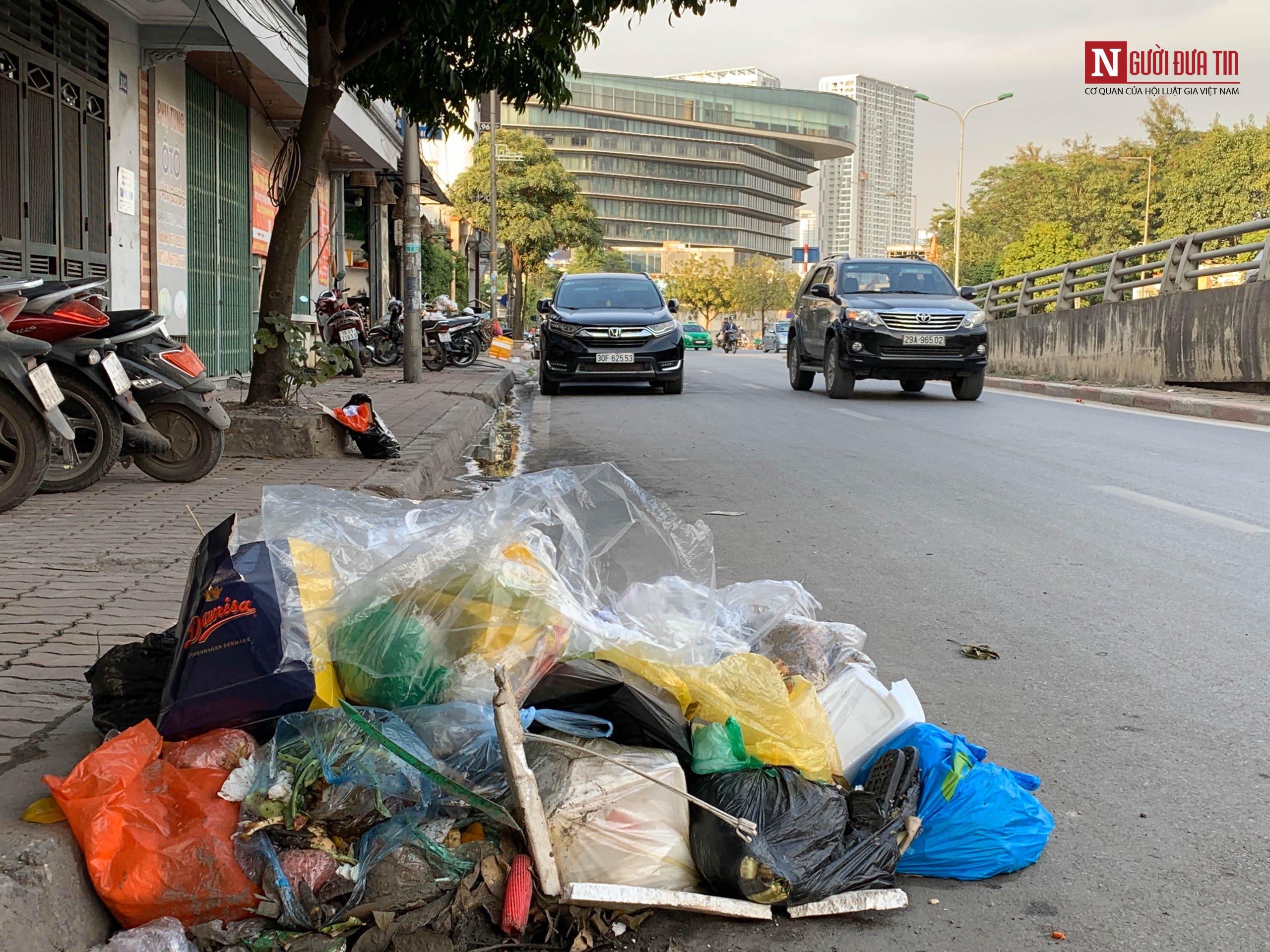 Môi trường - Người dân chặn bãi rác Nam Sơn: Hà Nội tràn ngập rác trên nhiều tuyến phố (Hình 18).