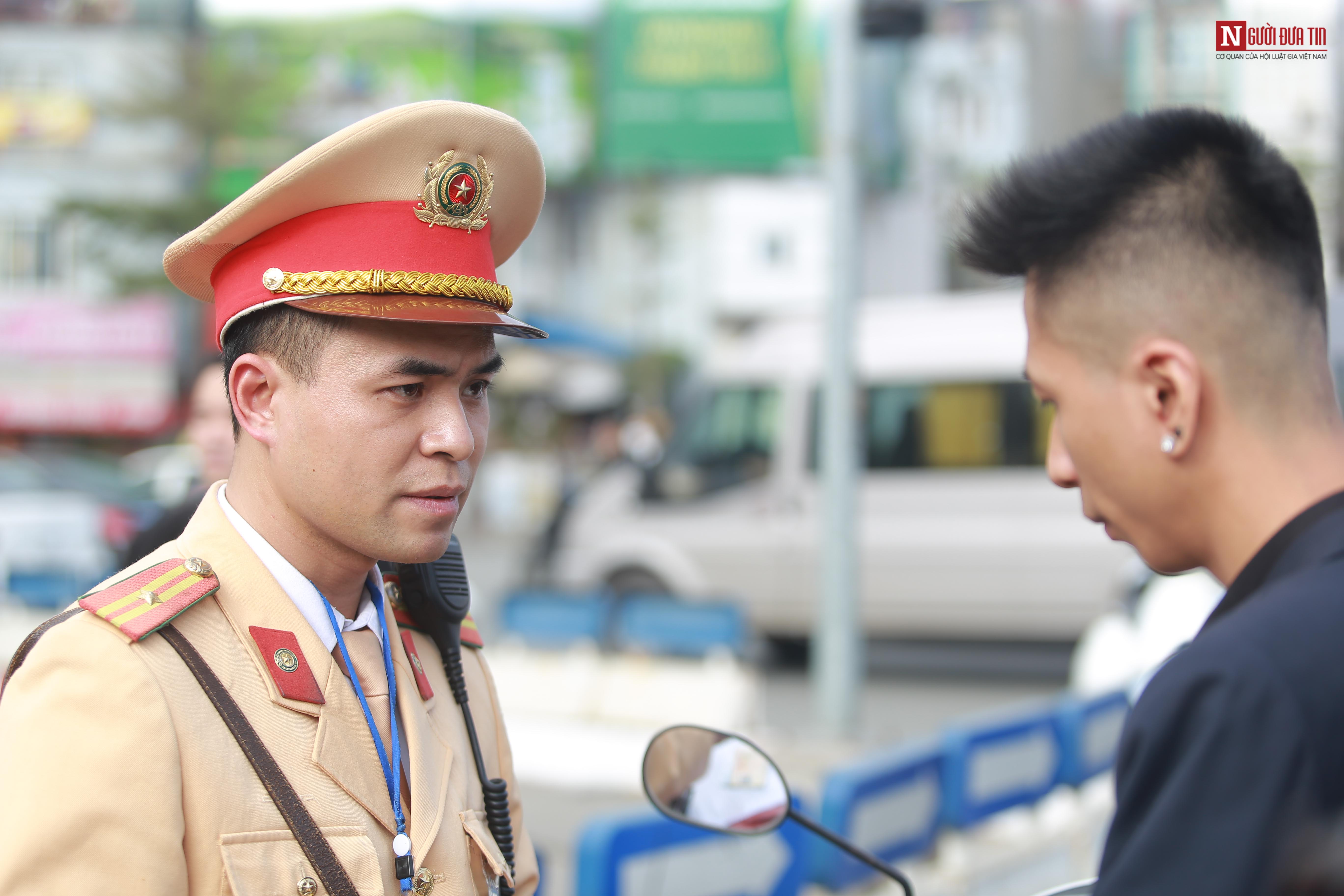 Tin nhanh - Hà Nội: Người dân bất chấp không đội mũ bảo hiểm, quay đầu bỏ chạy khi gặp CSGT (Hình 7).