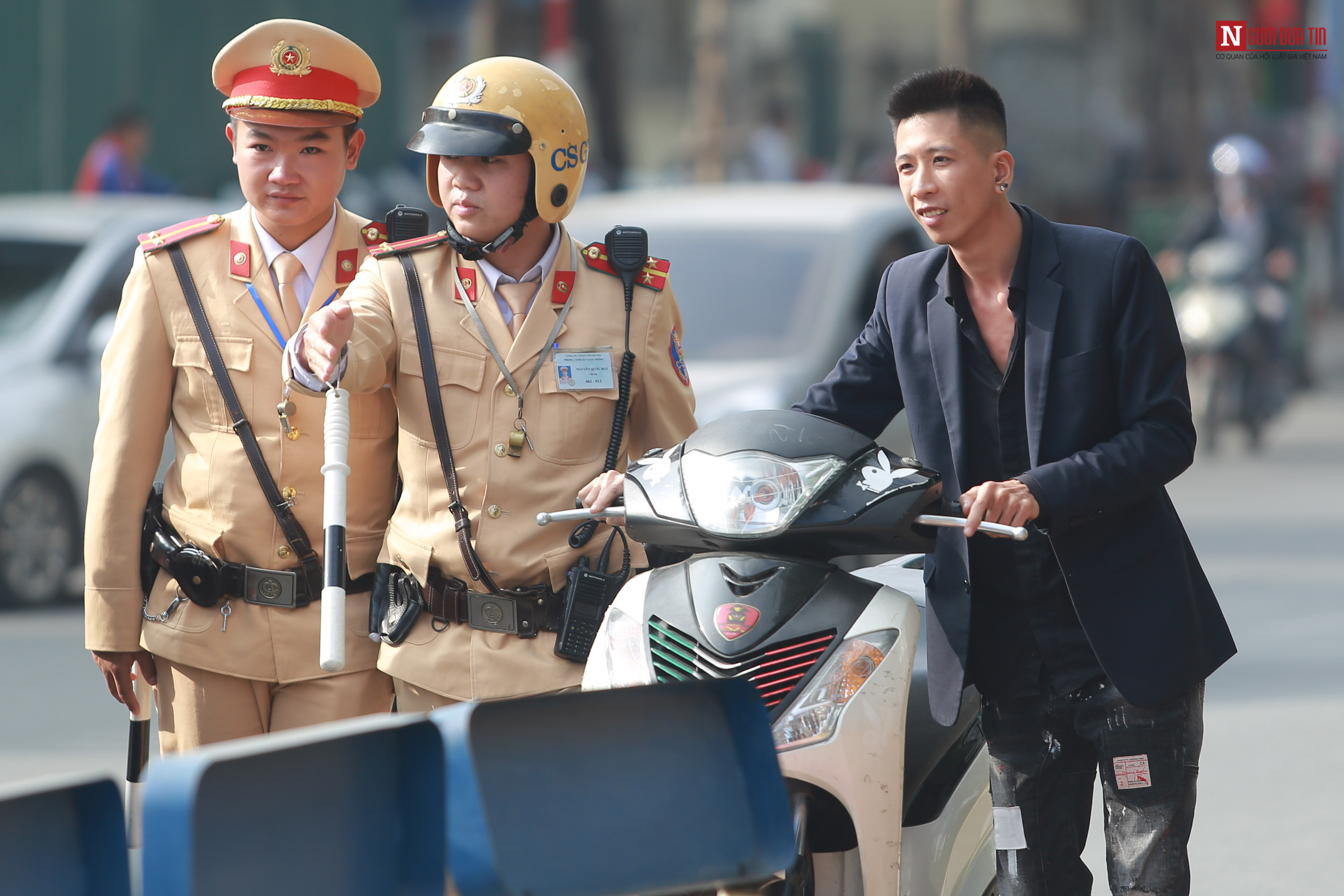 Tin nhanh - Hà Nội: Người dân bất chấp không đội mũ bảo hiểm, quay đầu bỏ chạy khi gặp CSGT (Hình 3).