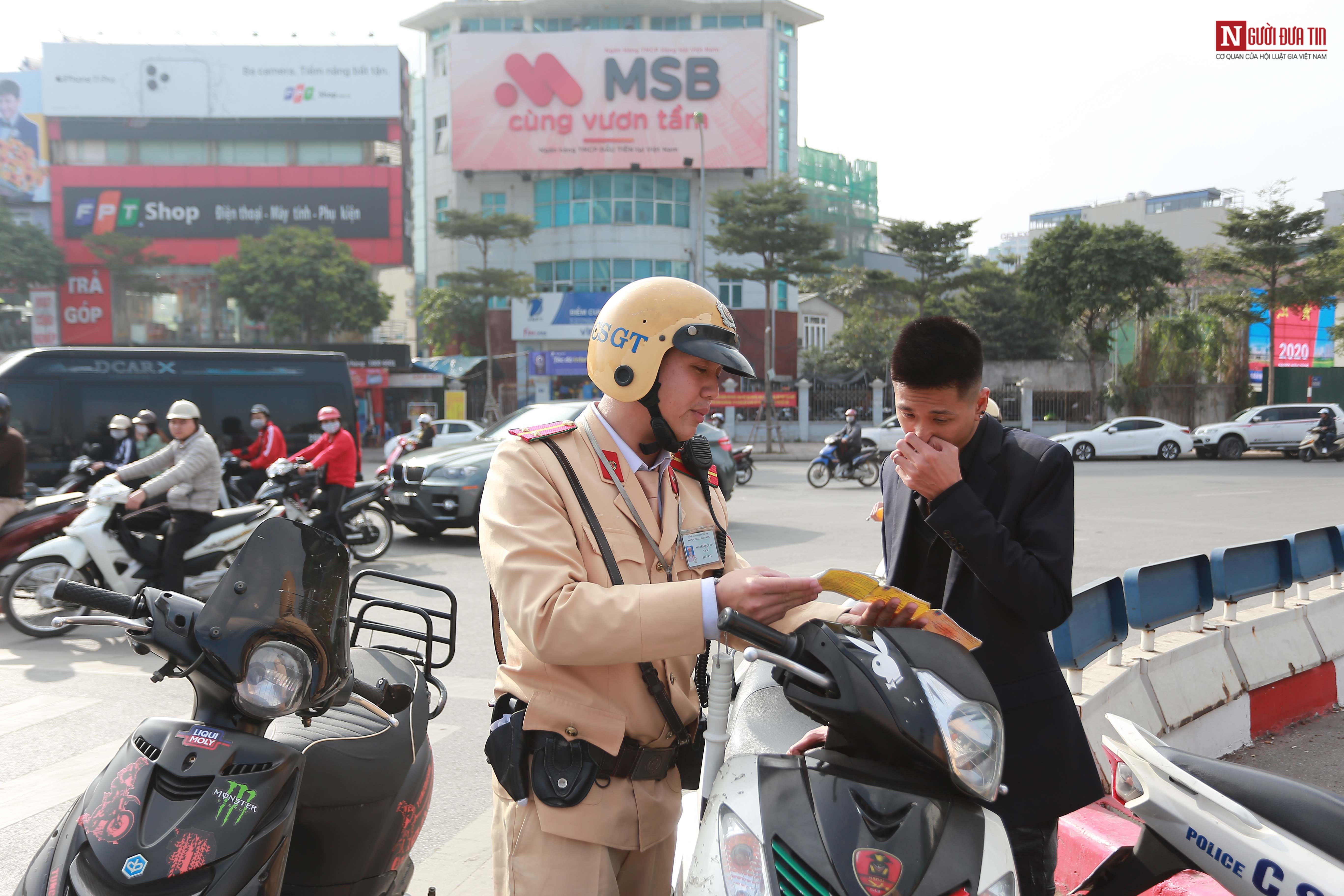 Tin nhanh - Hà Nội: Người dân bất chấp không đội mũ bảo hiểm, quay đầu bỏ chạy khi gặp CSGT (Hình 4).