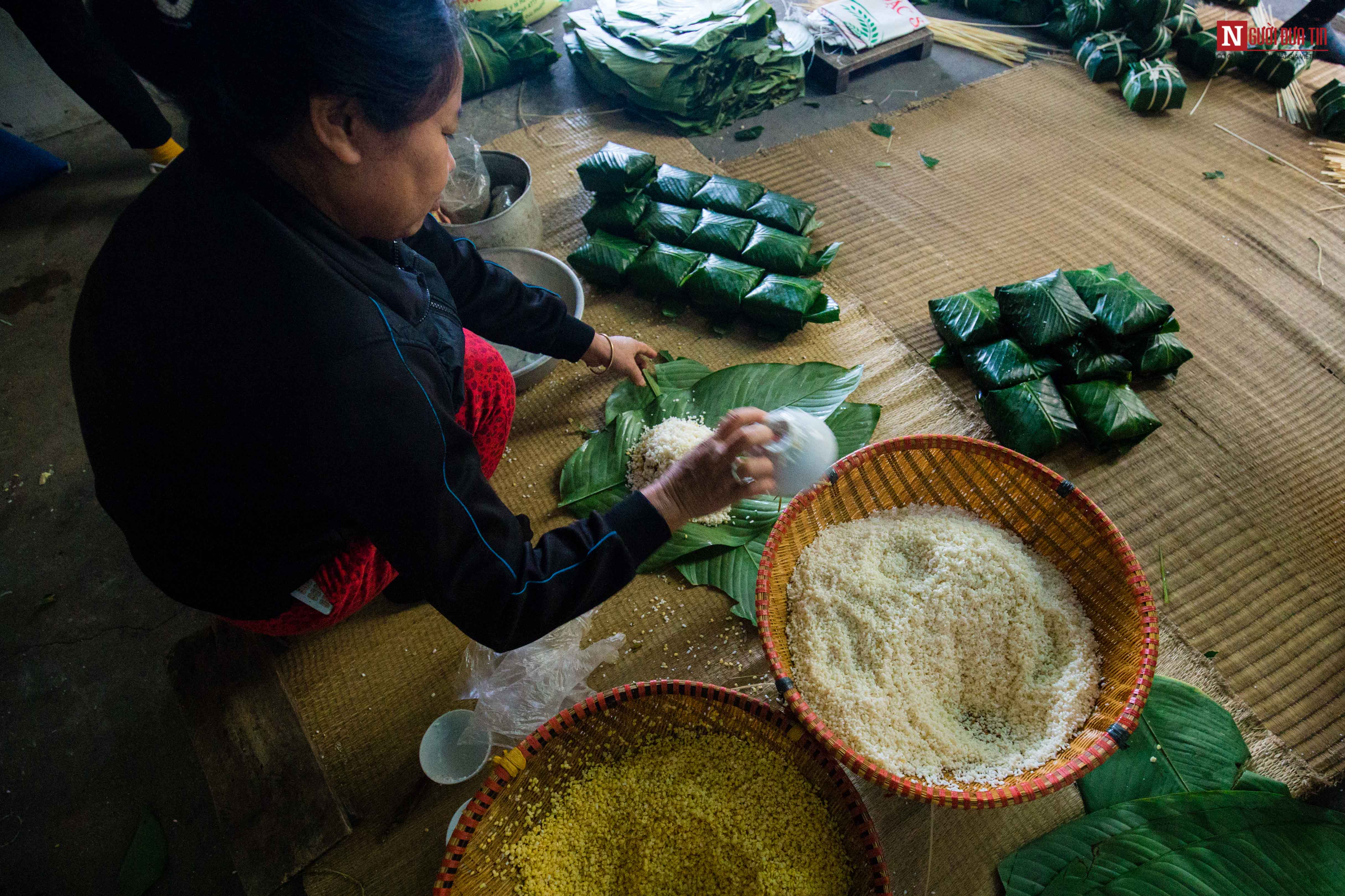 Tin nhanh - Làng bánh chưng thức xuyên đêm gói bánh “chạy đua” phục vụ Tết Nguyên đán (Hình 11).