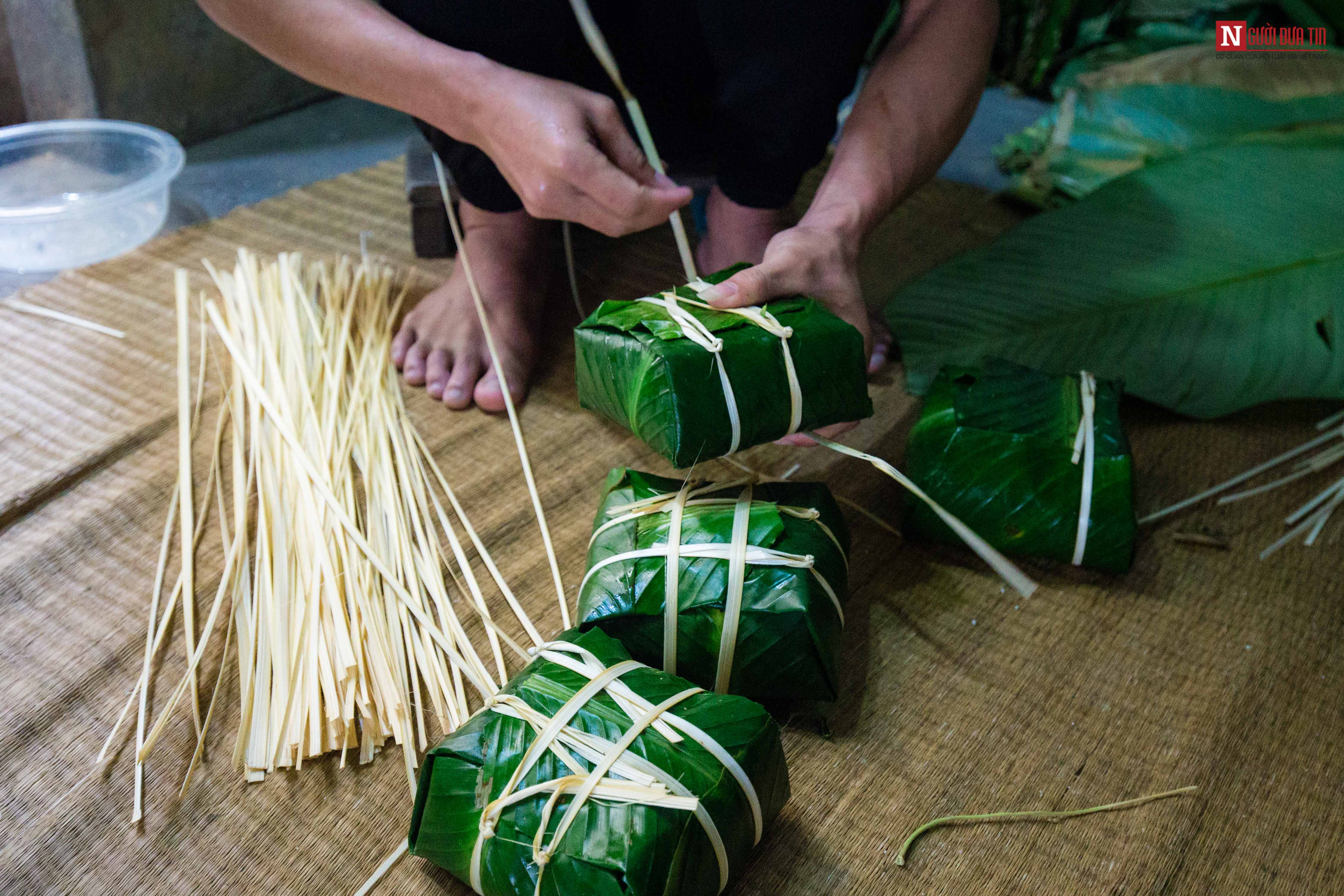 Tin nhanh - Làng bánh chưng thức xuyên đêm gói bánh “chạy đua” phục vụ Tết Nguyên đán (Hình 7).