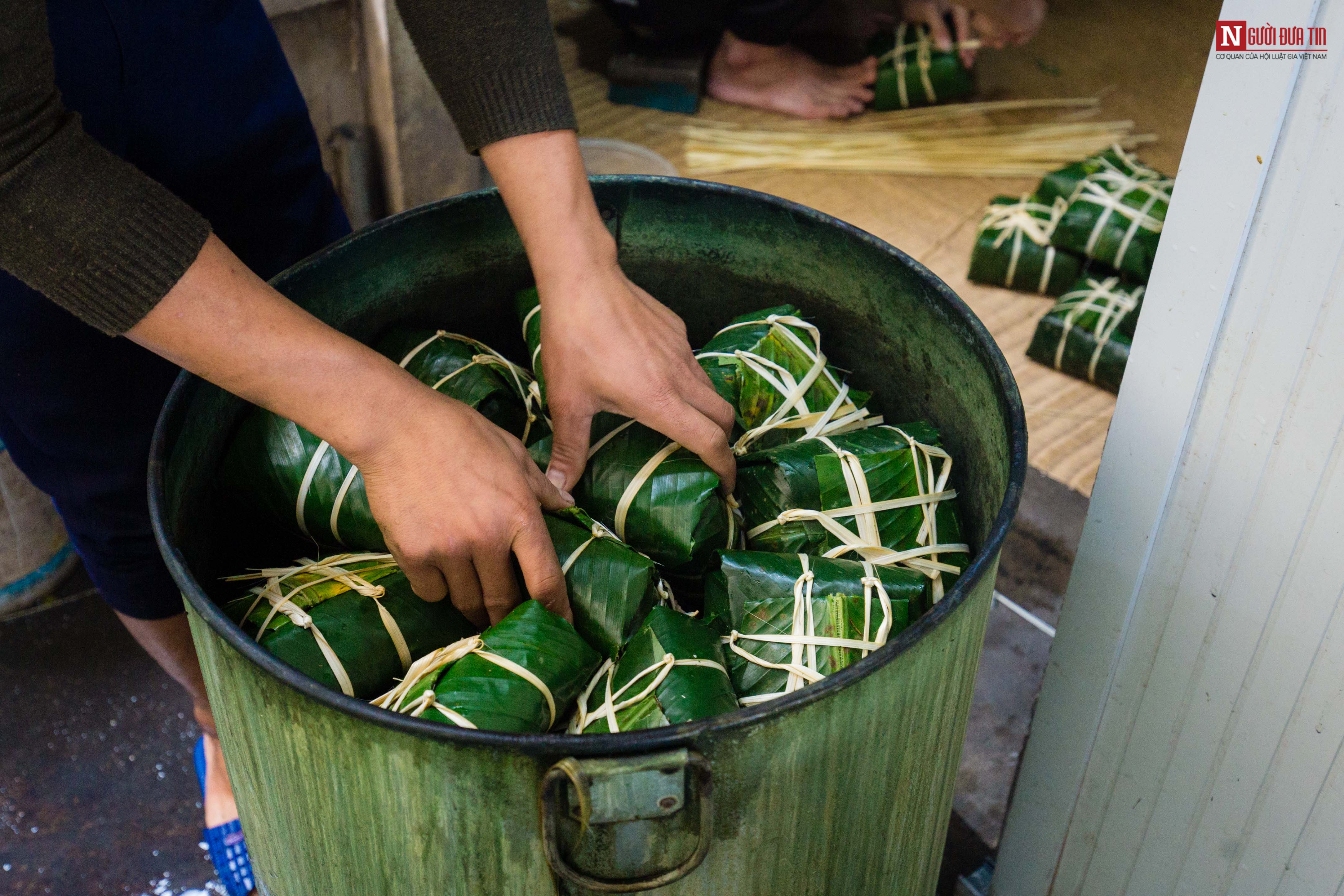 Tin nhanh - Làng bánh chưng thức xuyên đêm gói bánh “chạy đua” phục vụ Tết Nguyên đán (Hình 14).