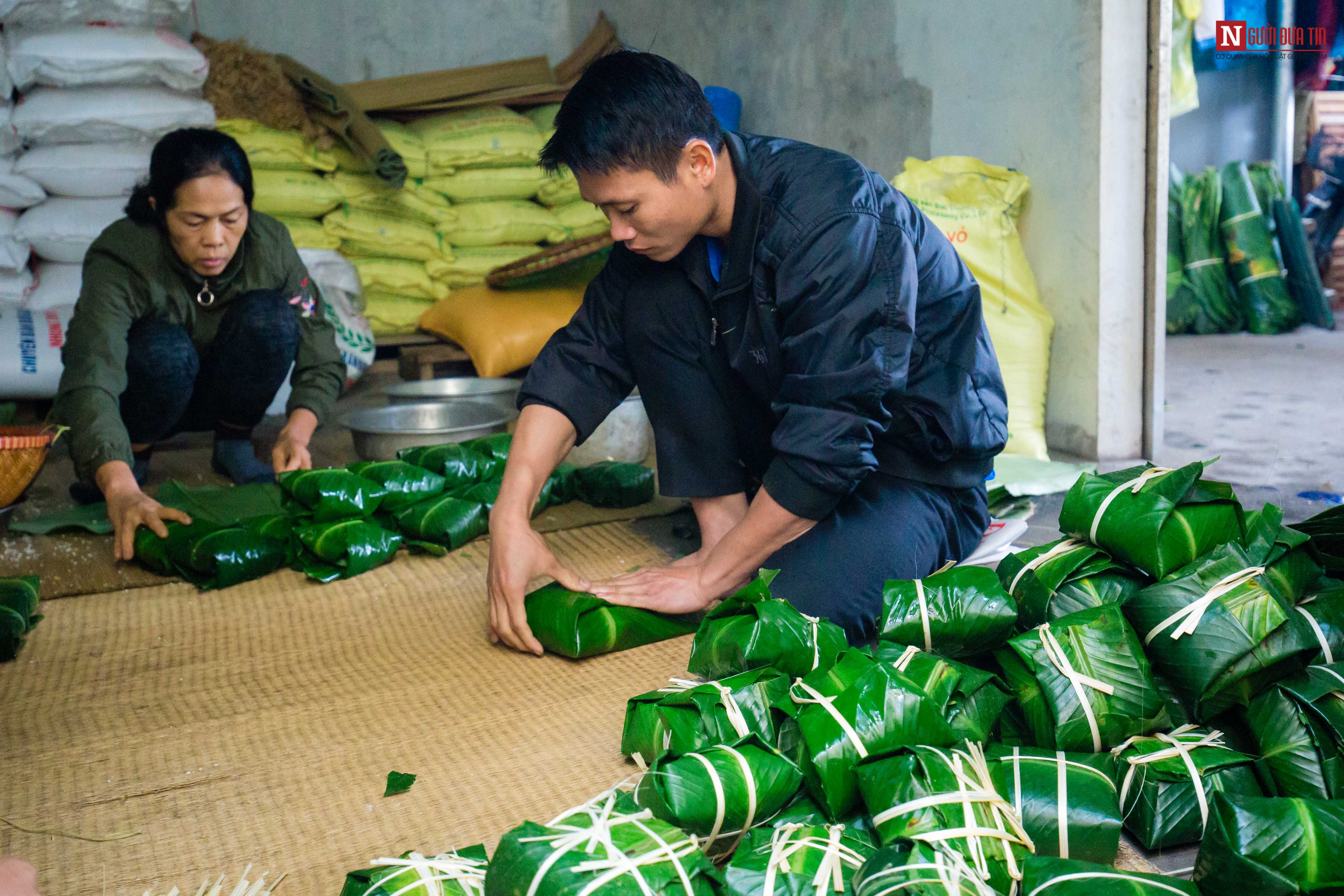 Tin nhanh - Làng bánh chưng thức xuyên đêm gói bánh “chạy đua” phục vụ Tết Nguyên đán (Hình 2).