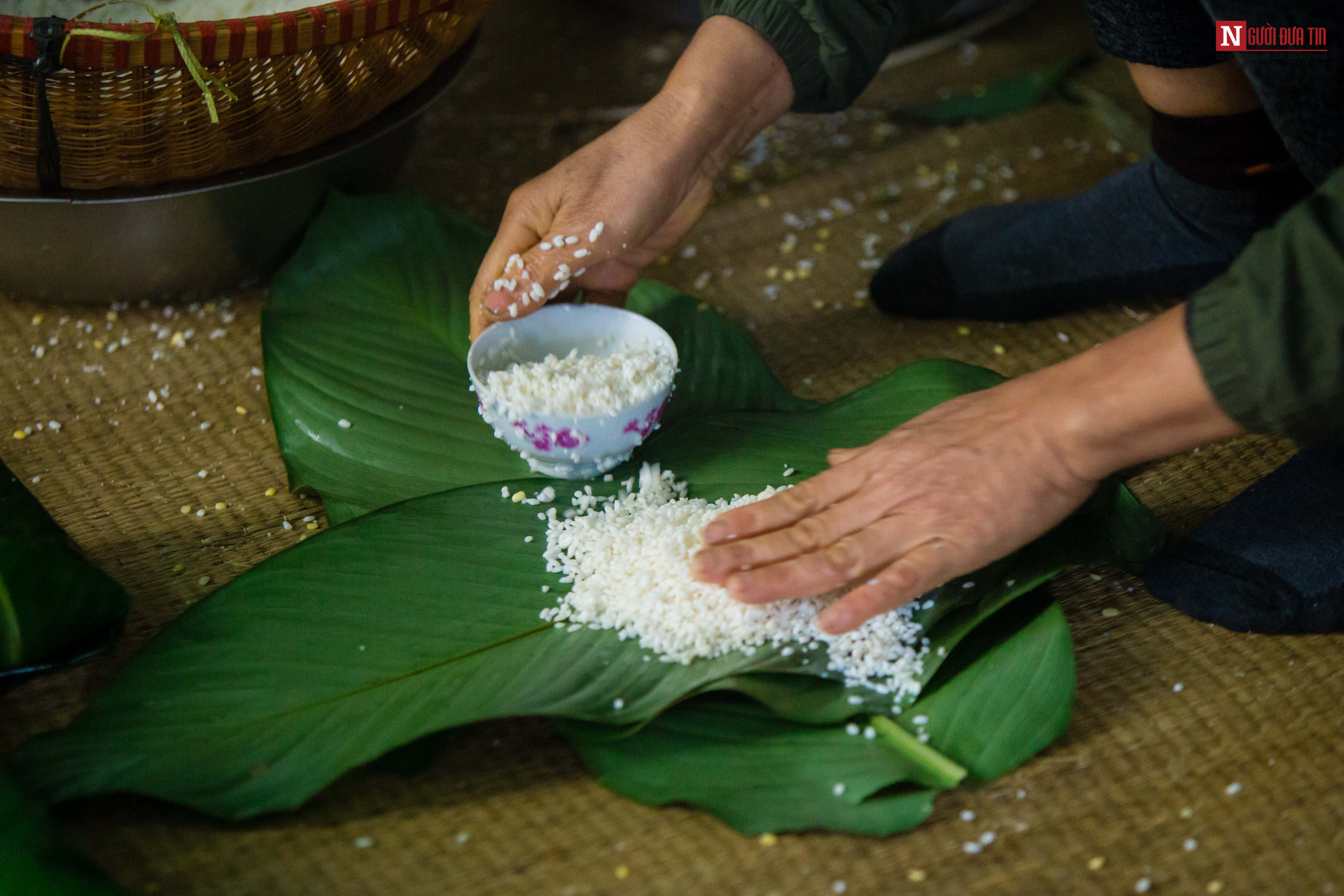 Tin nhanh - Làng bánh chưng thức xuyên đêm gói bánh “chạy đua” phục vụ Tết Nguyên đán (Hình 8).