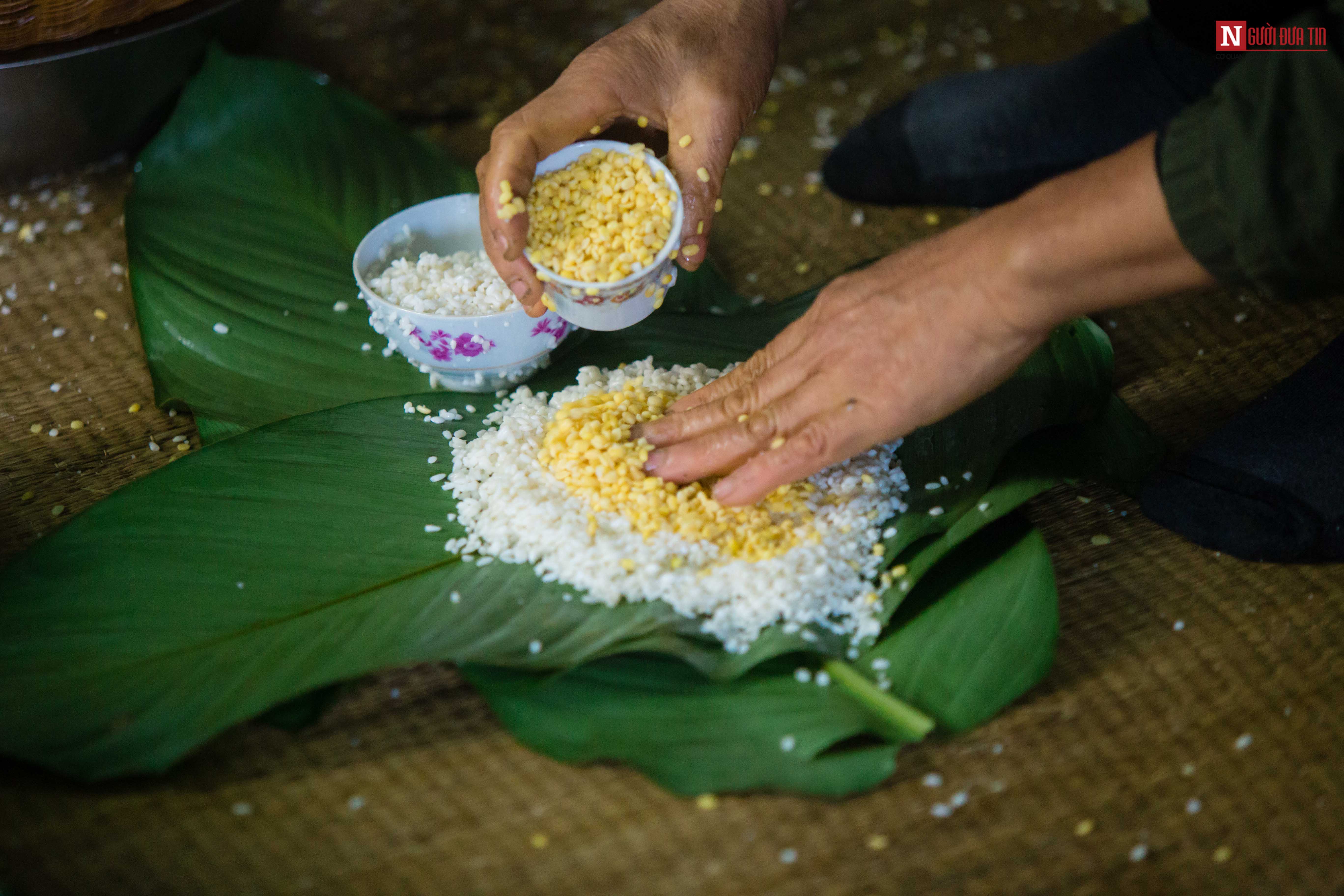 Tin nhanh - Làng bánh chưng thức xuyên đêm gói bánh “chạy đua” phục vụ Tết Nguyên đán (Hình 9).