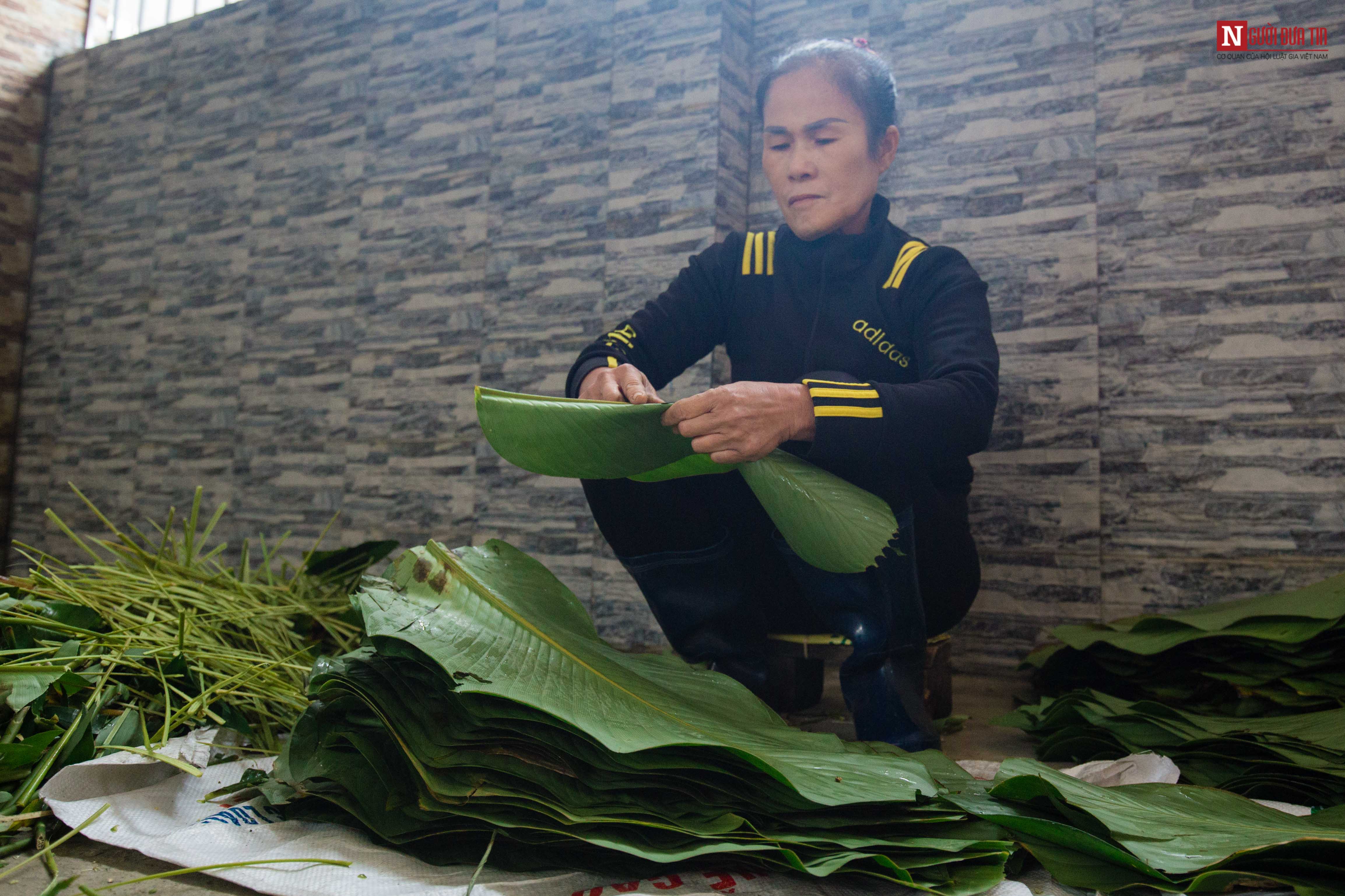 Tin nhanh - Làng bánh chưng thức xuyên đêm gói bánh “chạy đua” phục vụ Tết Nguyên đán (Hình 4).