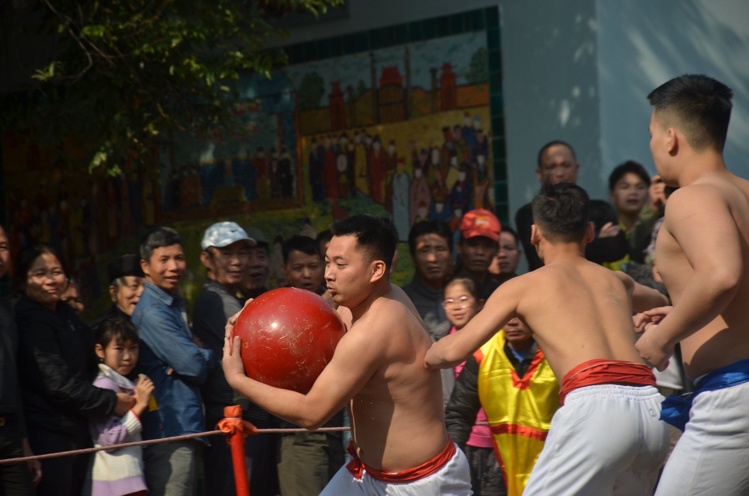 Văn hoá - Nảy lửa màn tranh cướp cầu son nặng 17kg của trai làng Thuý Lĩnh (Hình 7).