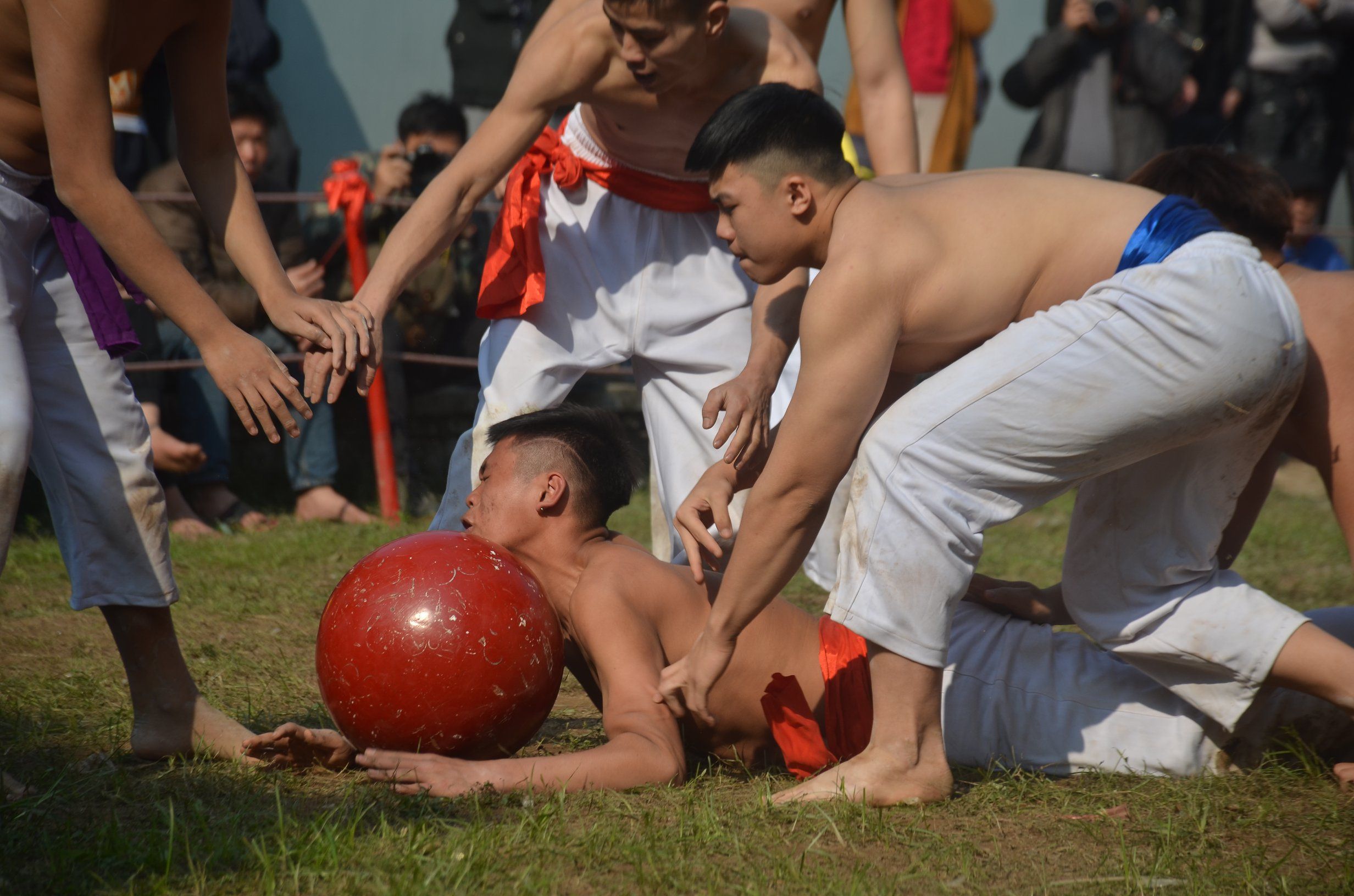 Văn hoá - Nảy lửa màn tranh cướp cầu son nặng 17kg của trai làng Thuý Lĩnh (Hình 5).