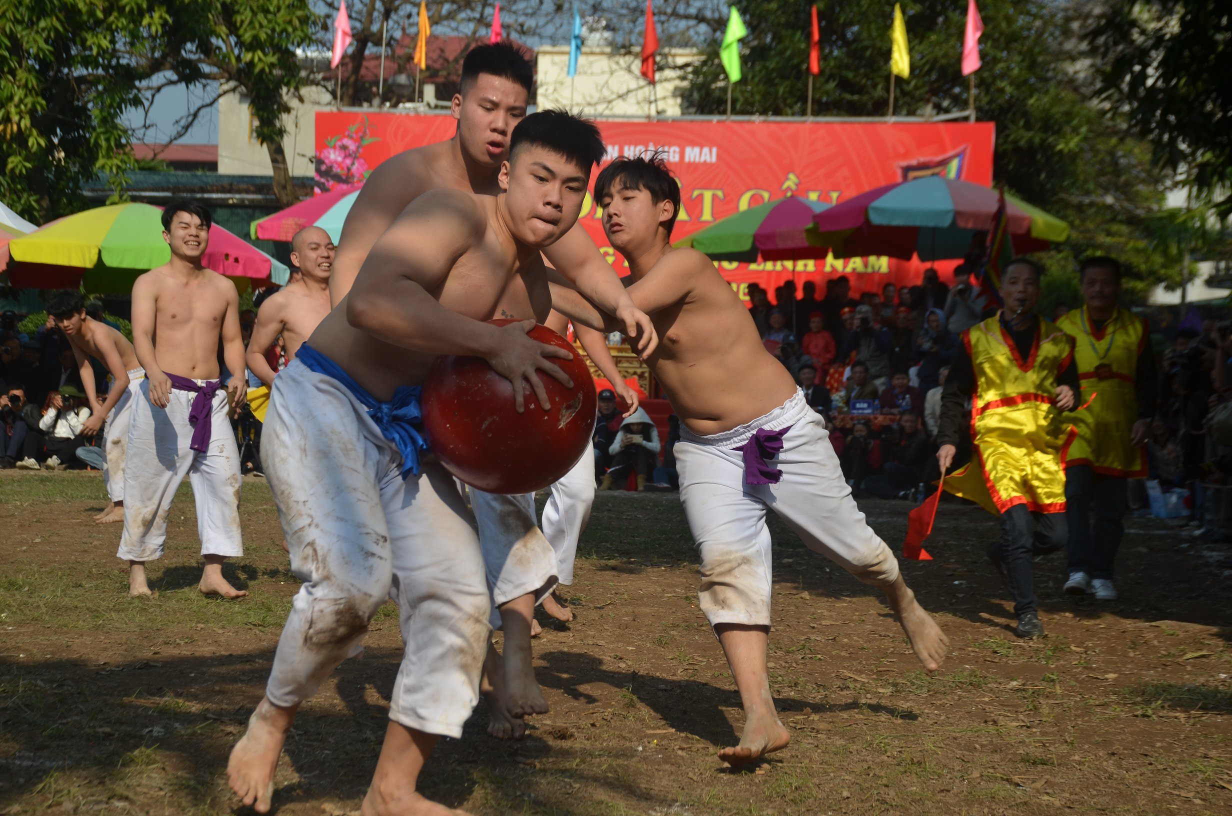 Văn hoá - Nảy lửa màn tranh cướp cầu son nặng 17kg của trai làng Thuý Lĩnh (Hình 8).