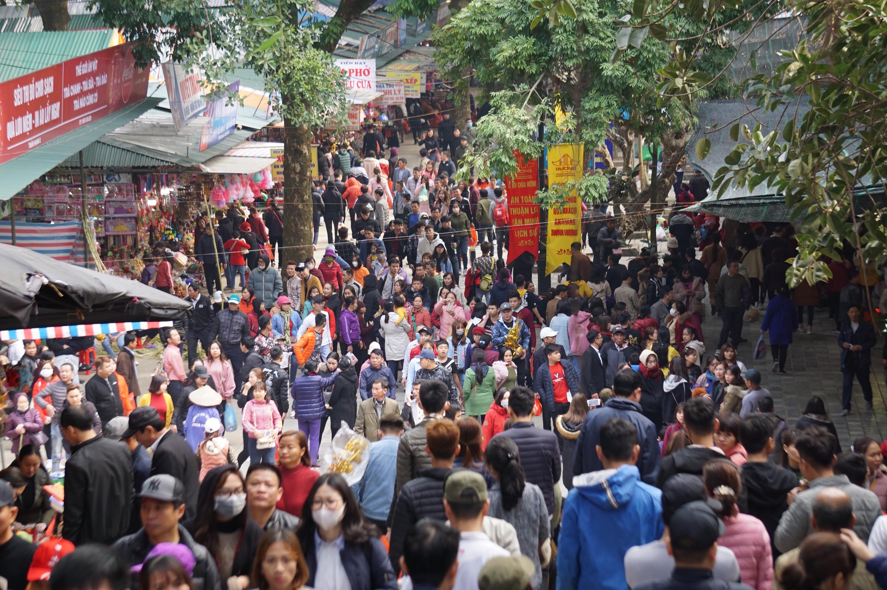 Văn hoá - Chùa Hương đông nghịt du khách ngày khai hội (Hình 6).