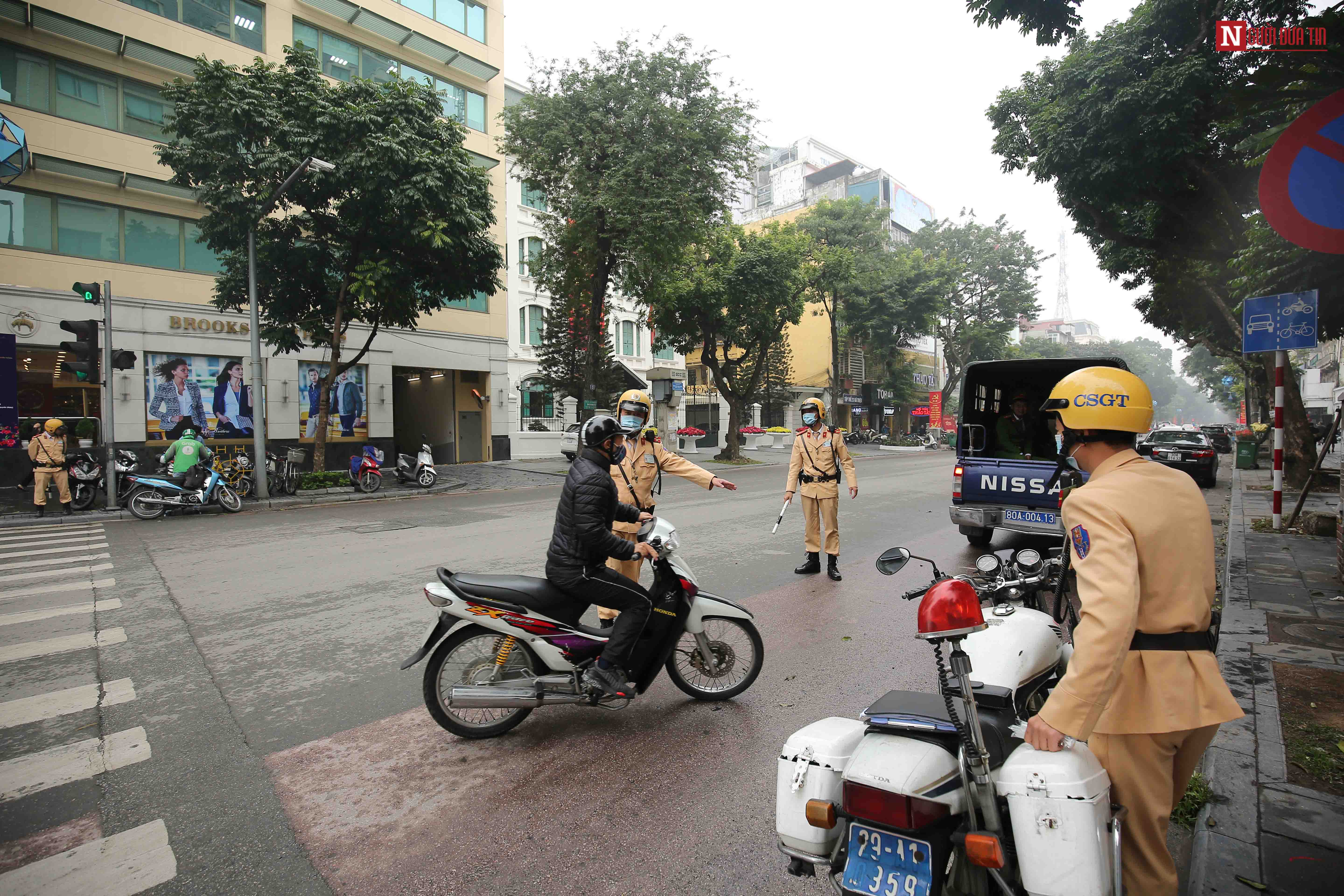 Tin nhanh - CSGT đeo khẩu trang xử lý vi phạm nồng độ cồn (Hình 3).