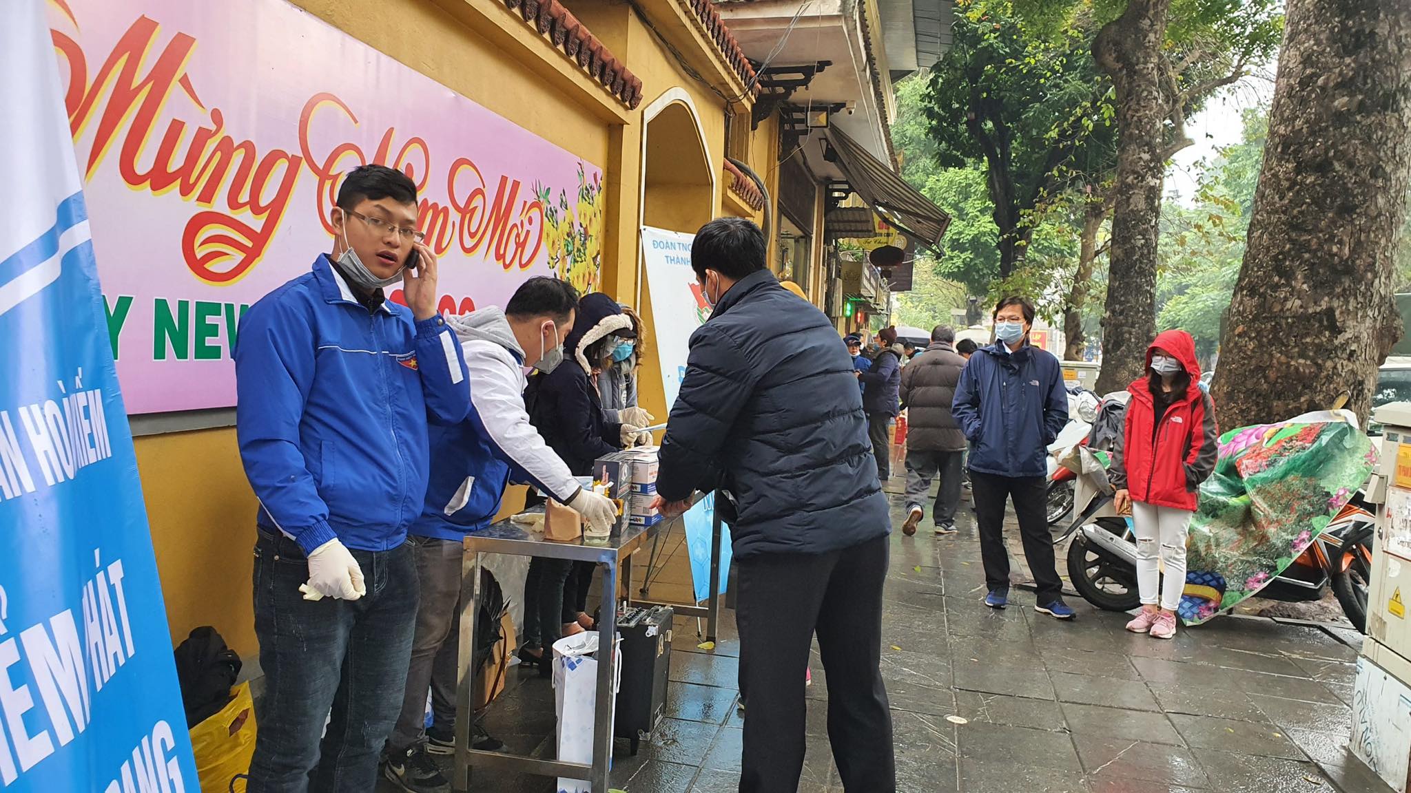 Tin nhanh - Chùa Hà Nội vắng vẻ trong ngày rằm tháng Giêng (Hình 3).