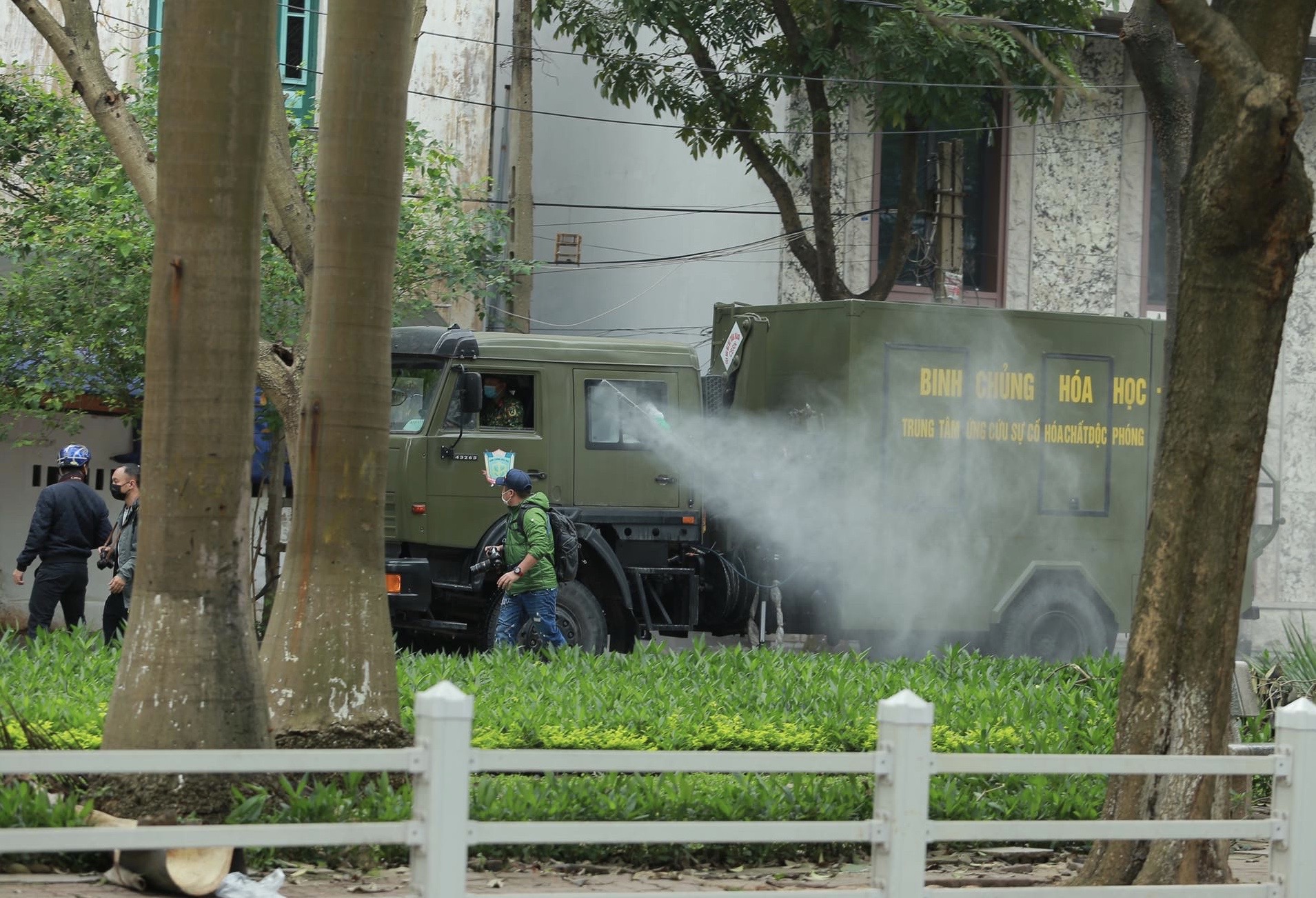 Tin nhanh - Cận cảnh khử trùng nơi phát hiện ca nhiễm Covid-19 thứ 17 và vùng phụ cận  (Hình 8).