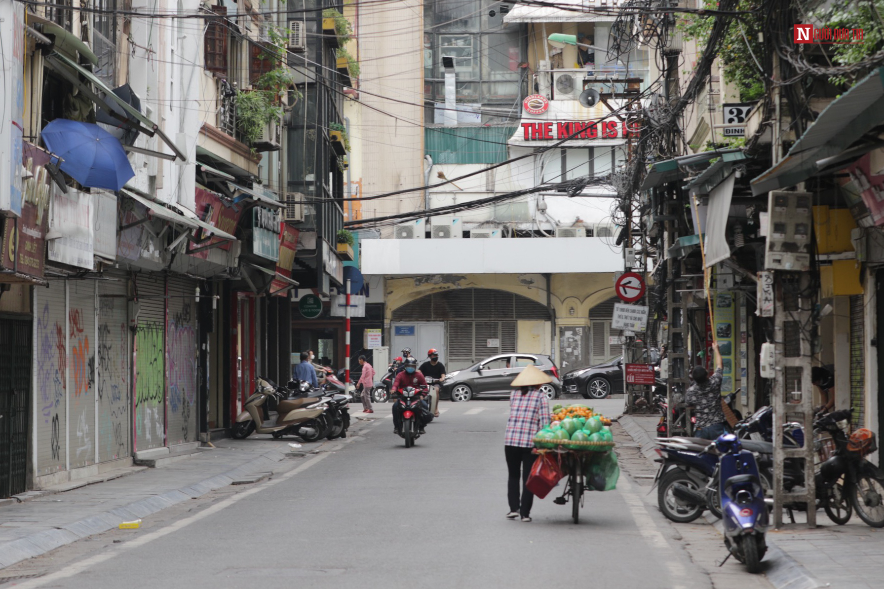 Tin nhanh - Chùm ảnh:  Hà Nội vắng vẻ sau lệnh đóng các cửa hàng dịch vụ  (Hình 5).