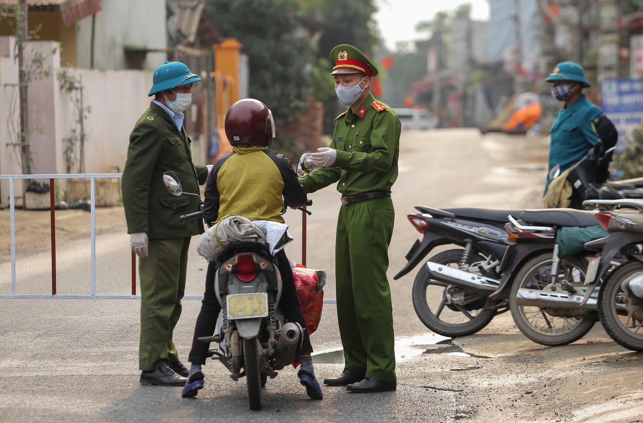 Tin nhanh - Xét nghiệm nhanh toàn bộ người liên quan đến bệnh nhân Covid-19 số 243 ở Mê Linh, Hà Nội (Hình 11).