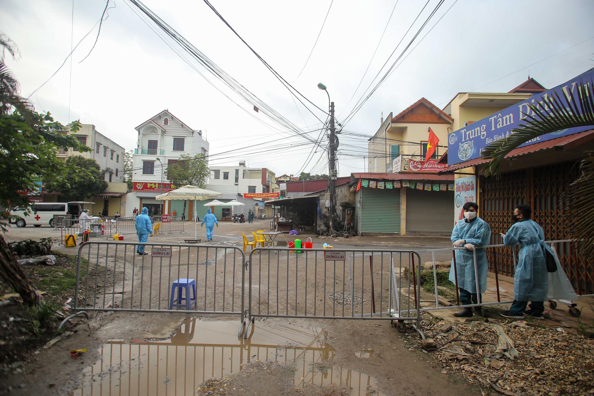 Tin nhanh - Xét nghiệm nhanh toàn bộ người liên quan đến bệnh nhân Covid-19 số 243 ở Mê Linh, Hà Nội (Hình 10).