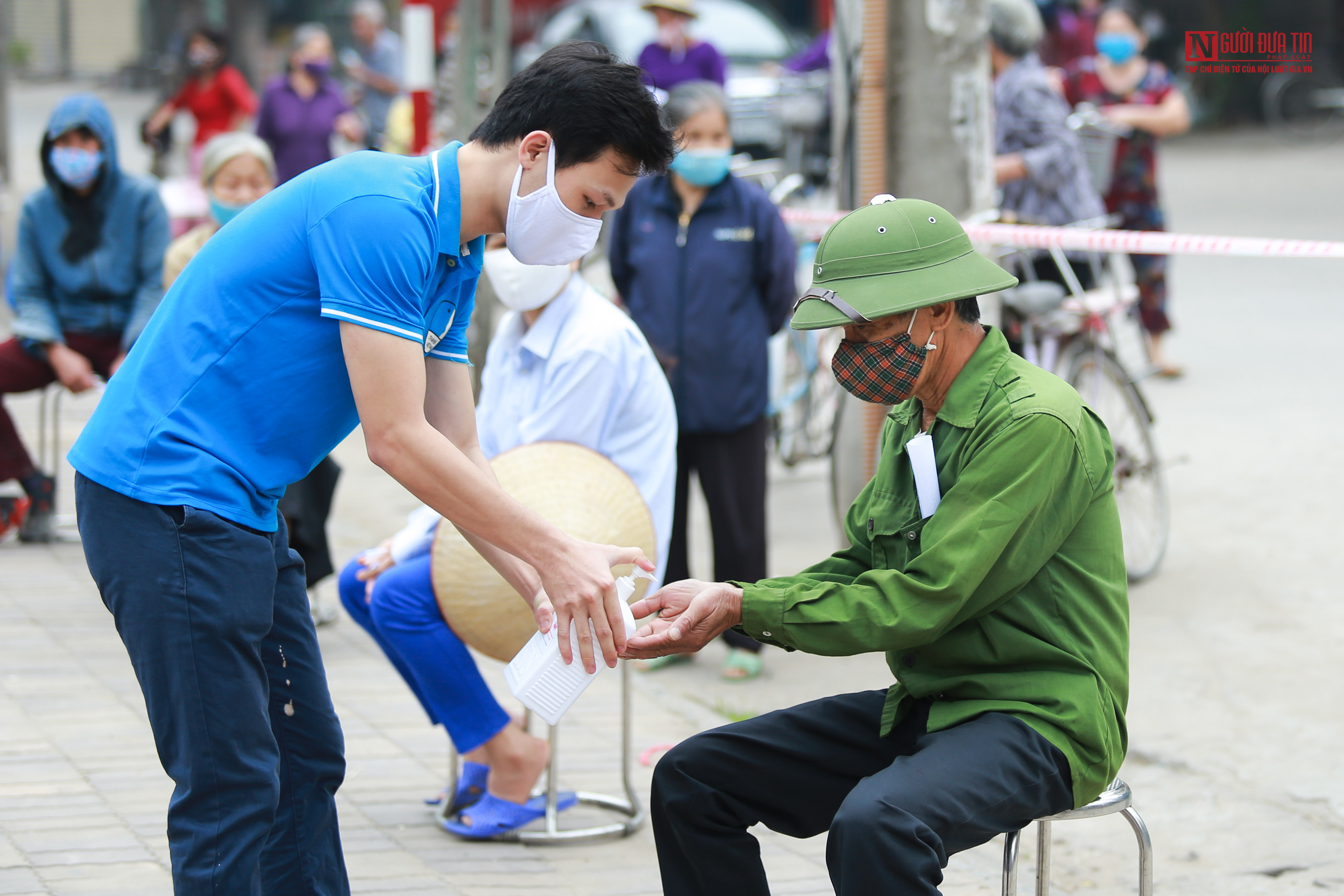 Dân sinh - Chùm ảnh: Người dân phấn khởi nhận gạo miễn phí trong mùa dịch Covid-19 (Hình 6).