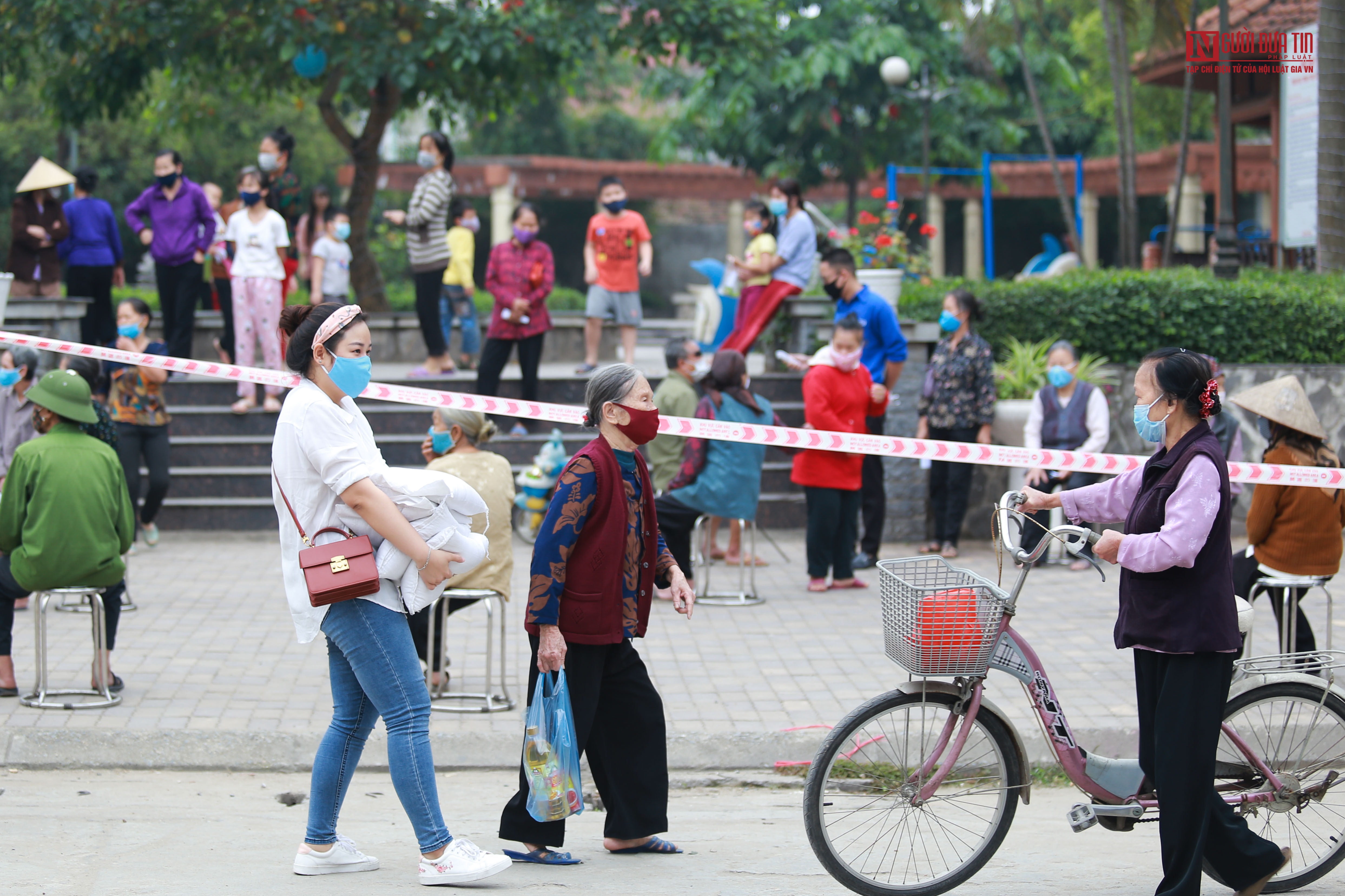 Dân sinh - Chùm ảnh: Người dân phấn khởi nhận gạo miễn phí trong mùa dịch Covid-19 (Hình 12).