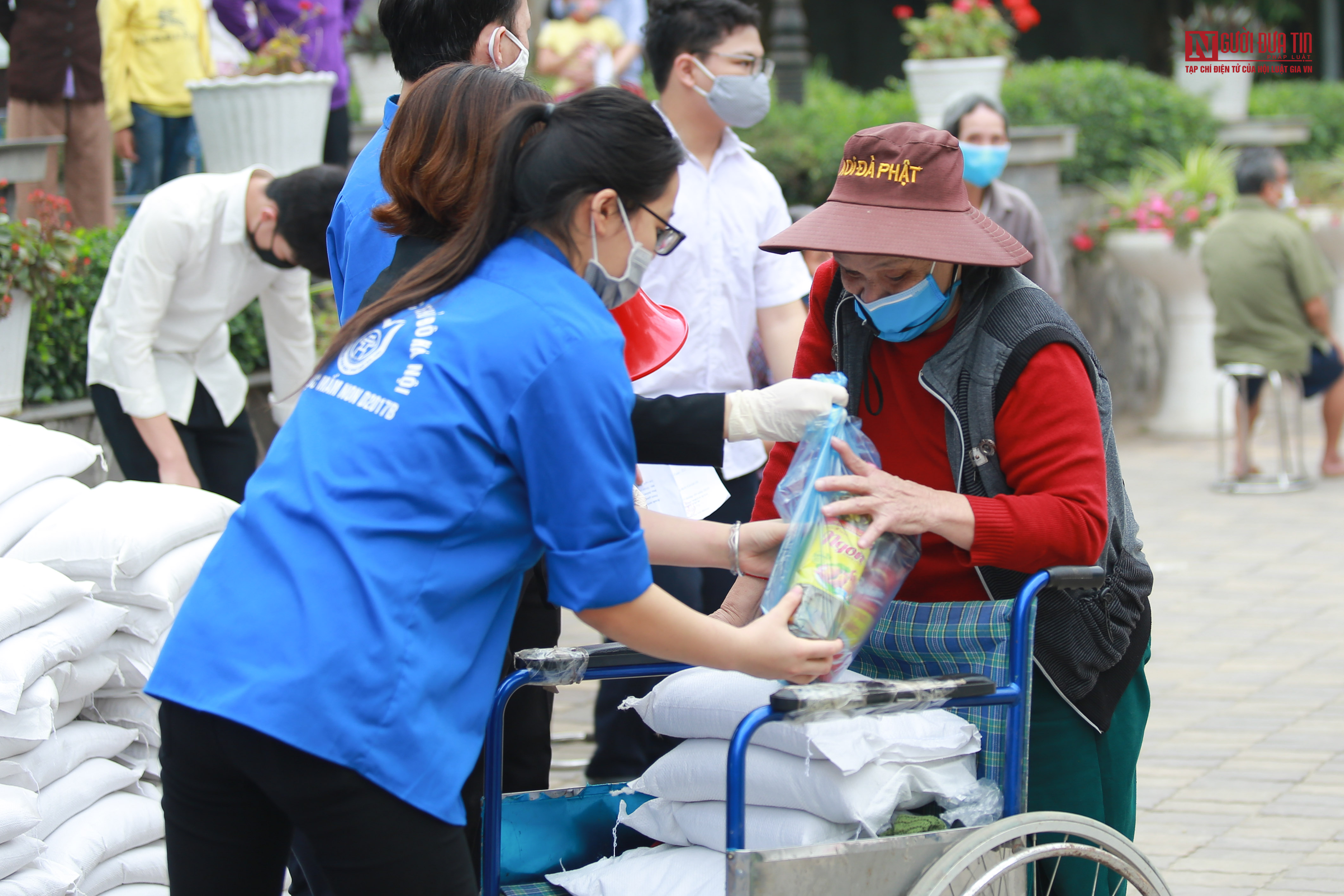 Dân sinh - Chùm ảnh: Người dân phấn khởi nhận gạo miễn phí trong mùa dịch Covid-19 (Hình 8).