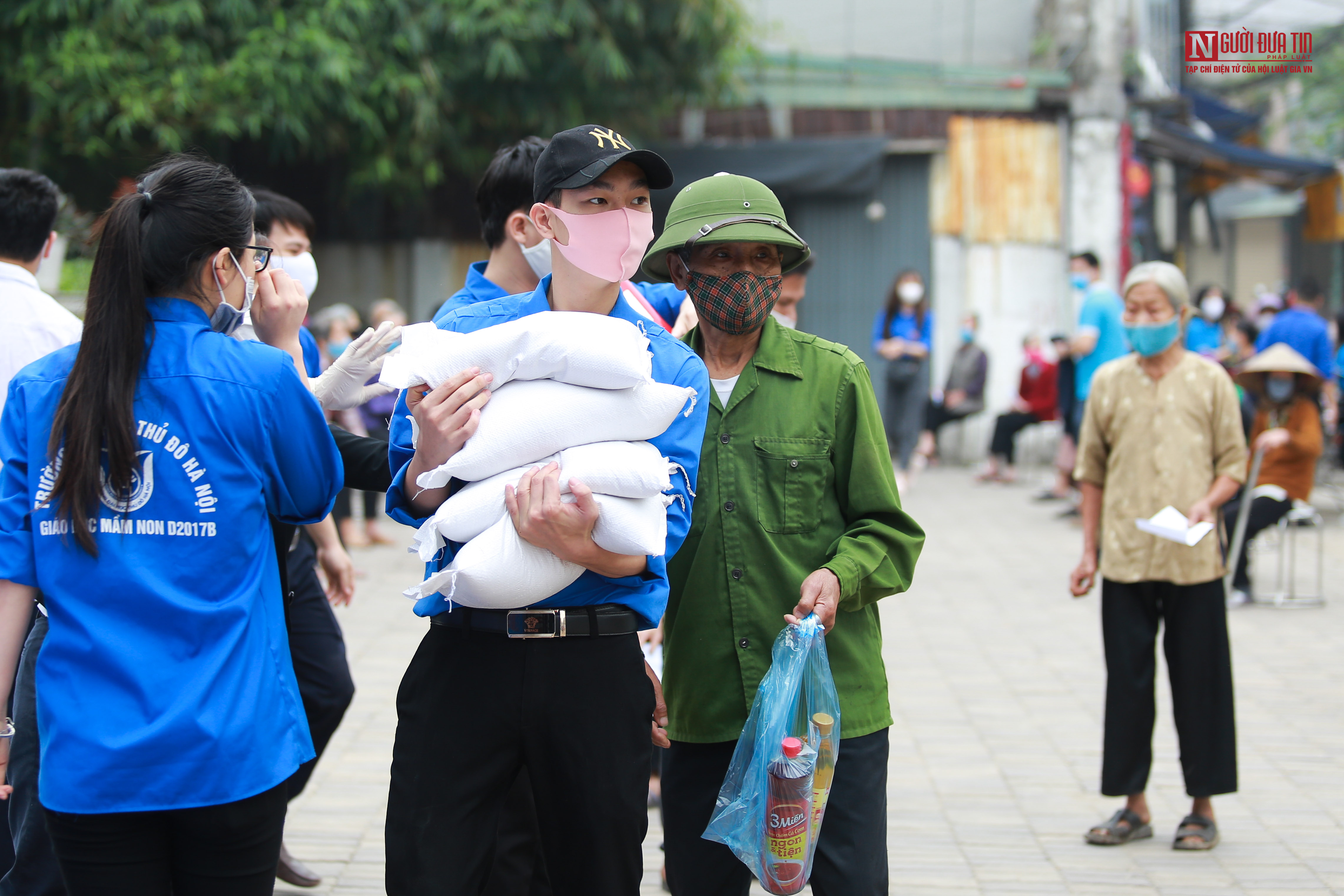 Dân sinh - Chùm ảnh: Người dân phấn khởi nhận gạo miễn phí trong mùa dịch Covid-19 (Hình 11).