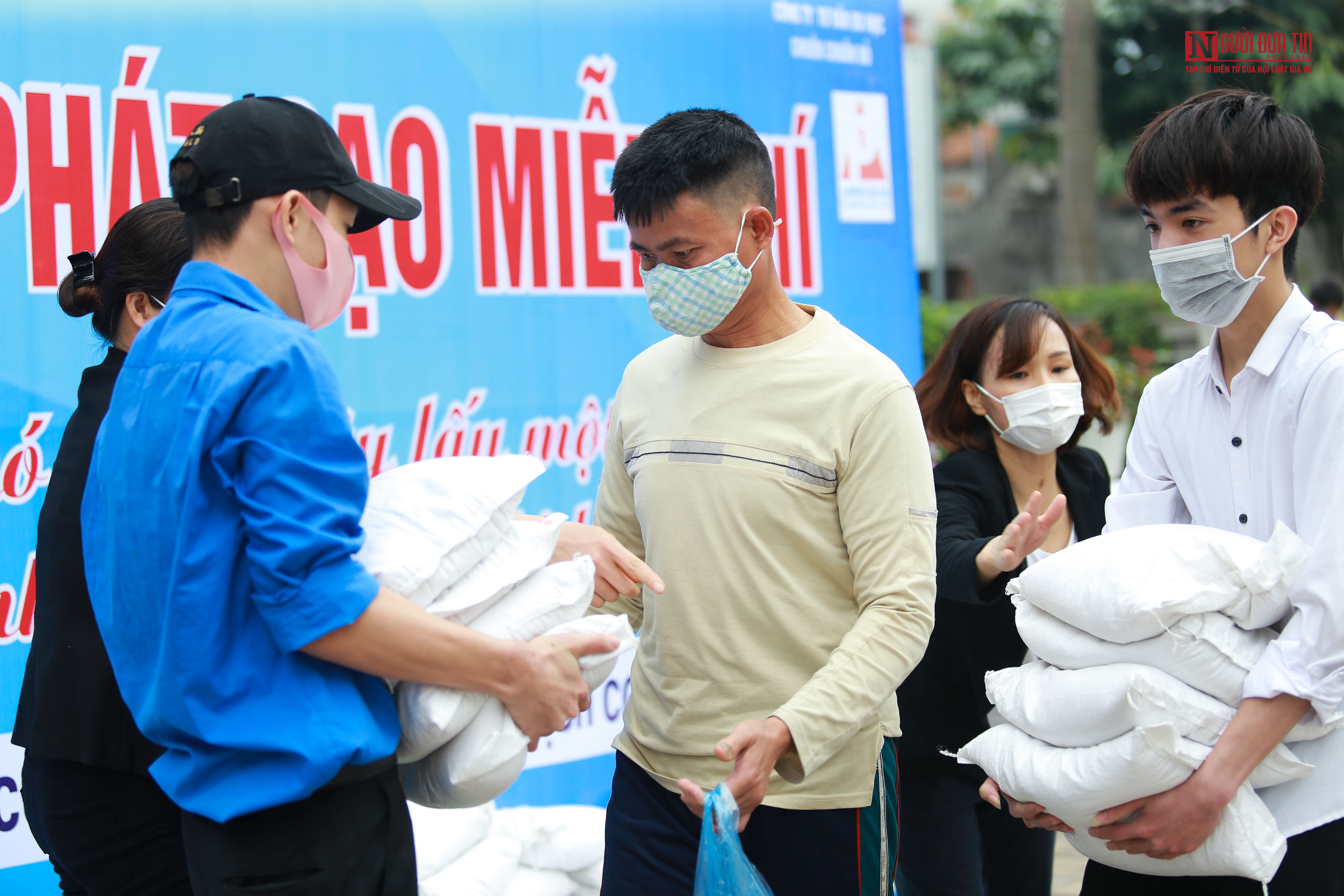 Dân sinh - Chùm ảnh: Người dân phấn khởi nhận gạo miễn phí trong mùa dịch Covid-19 (Hình 15).