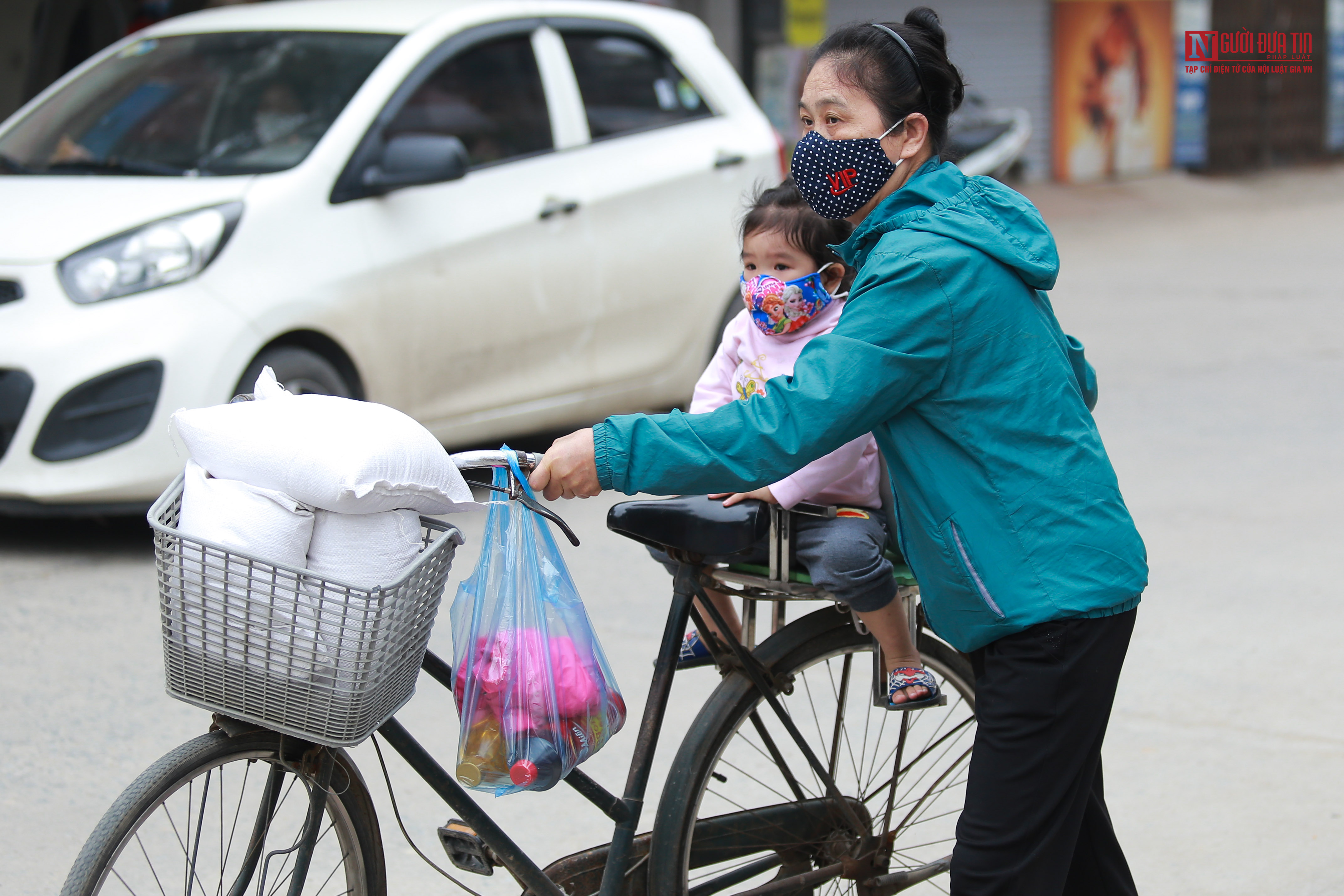 Dân sinh - Chùm ảnh: Người dân phấn khởi nhận gạo miễn phí trong mùa dịch Covid-19 (Hình 18).