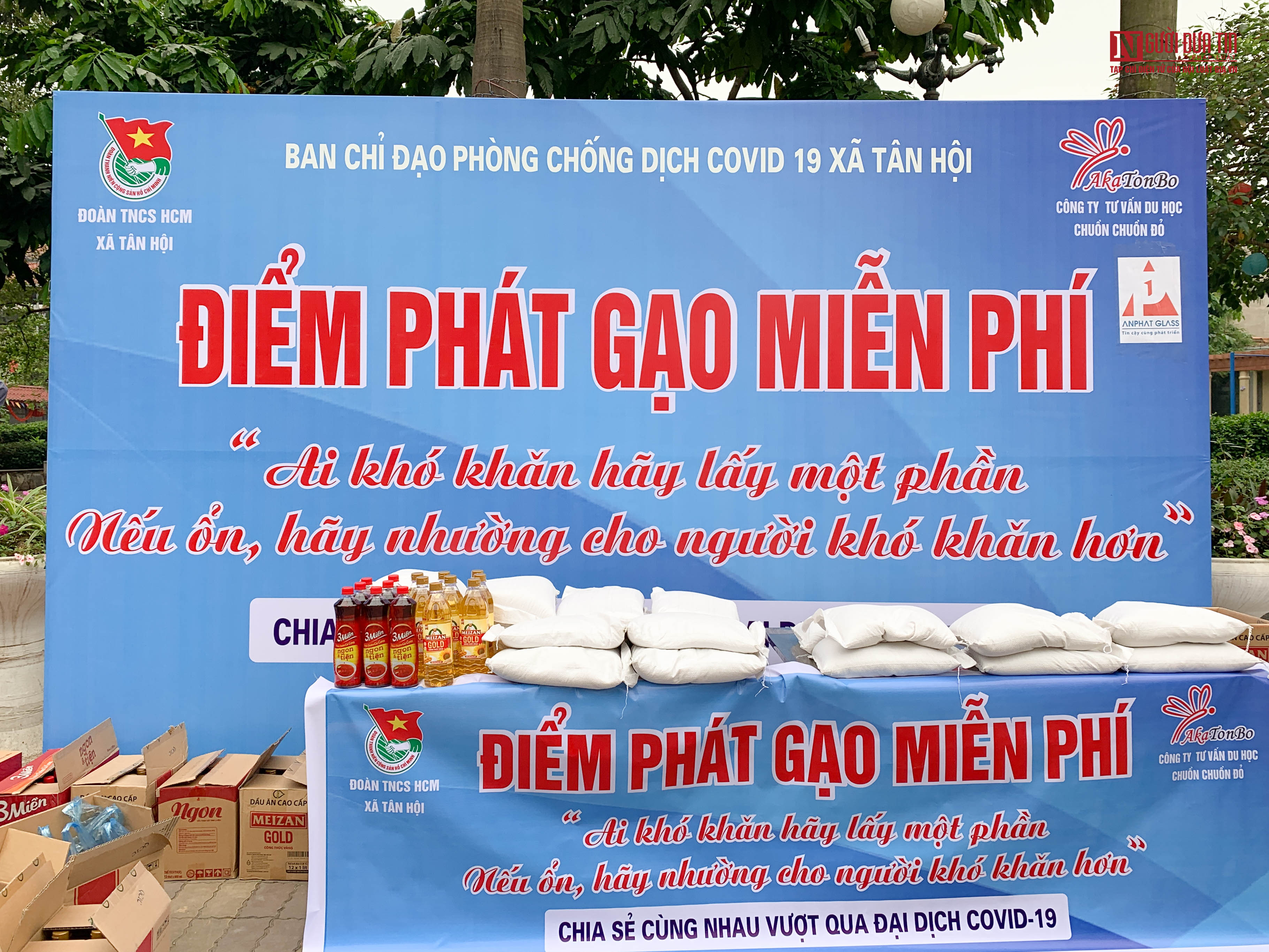 Dân sinh - Chùm ảnh: Người dân phấn khởi nhận gạo miễn phí trong mùa dịch Covid-19