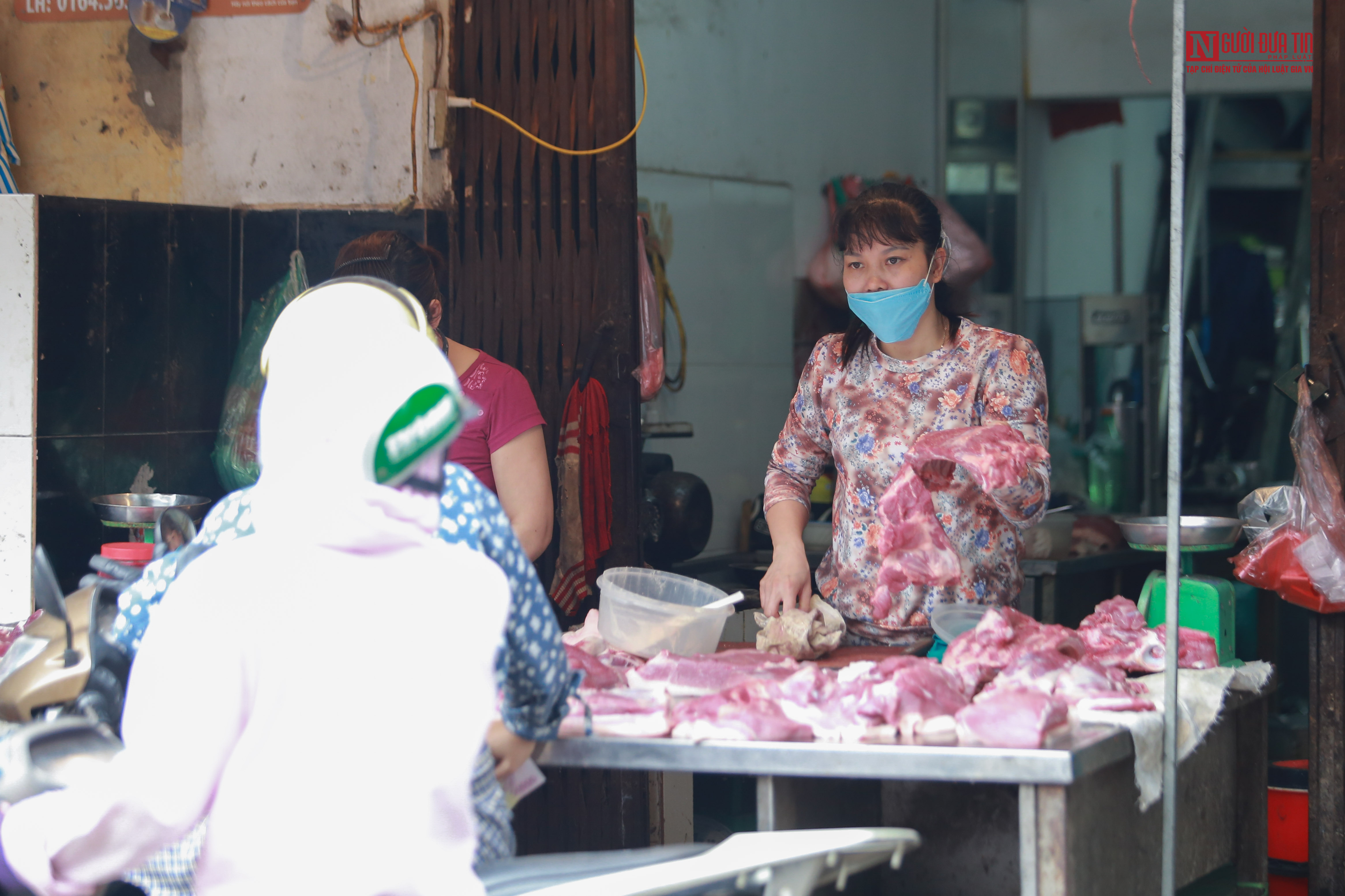 Tin nhanh - Hà Nội: Công an tăng cường kiểm soát thân nhiệt người ra vào chợ (Hình 13).