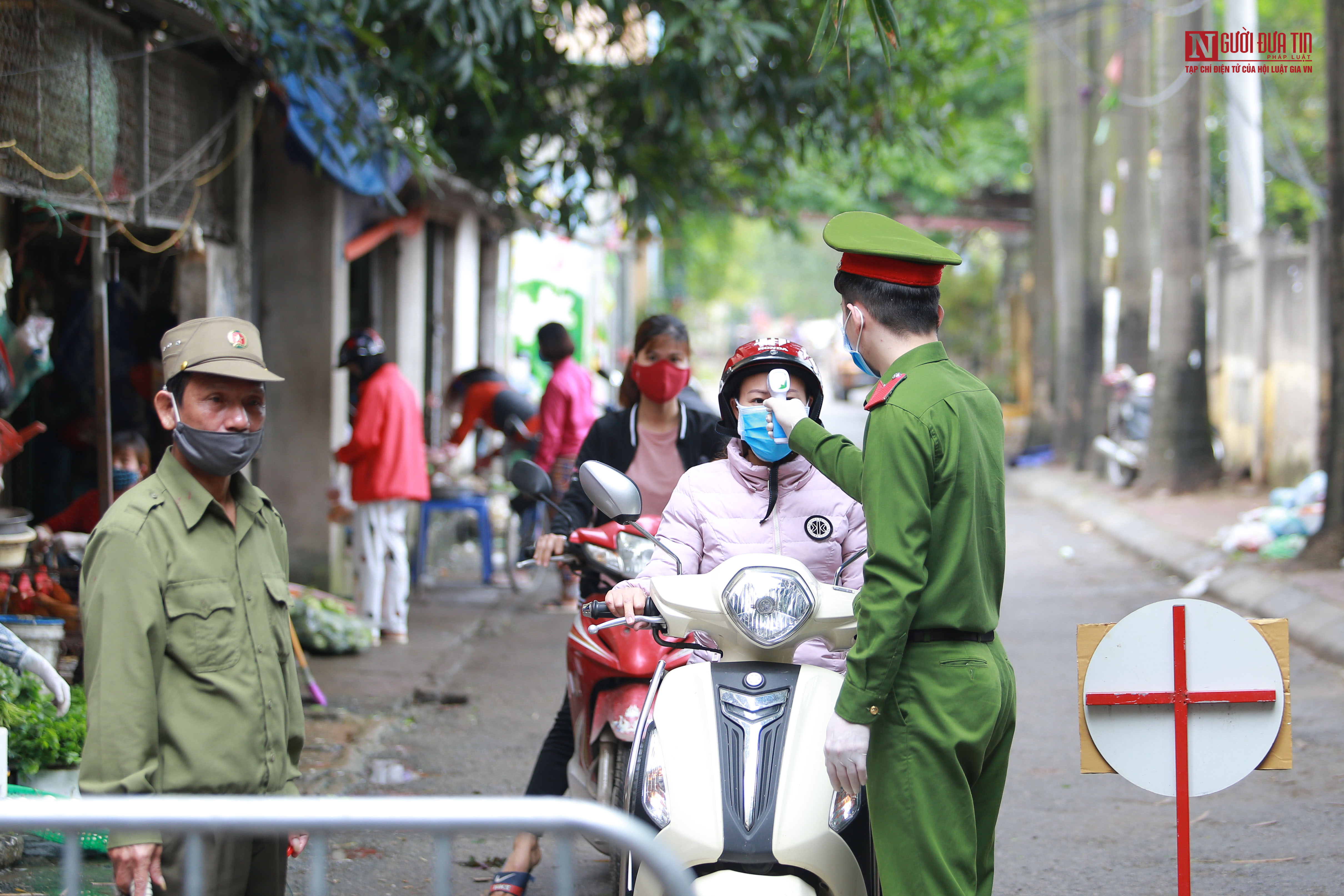 Tin nhanh - Hà Nội: Công an tăng cường kiểm soát thân nhiệt người ra vào chợ (Hình 9).