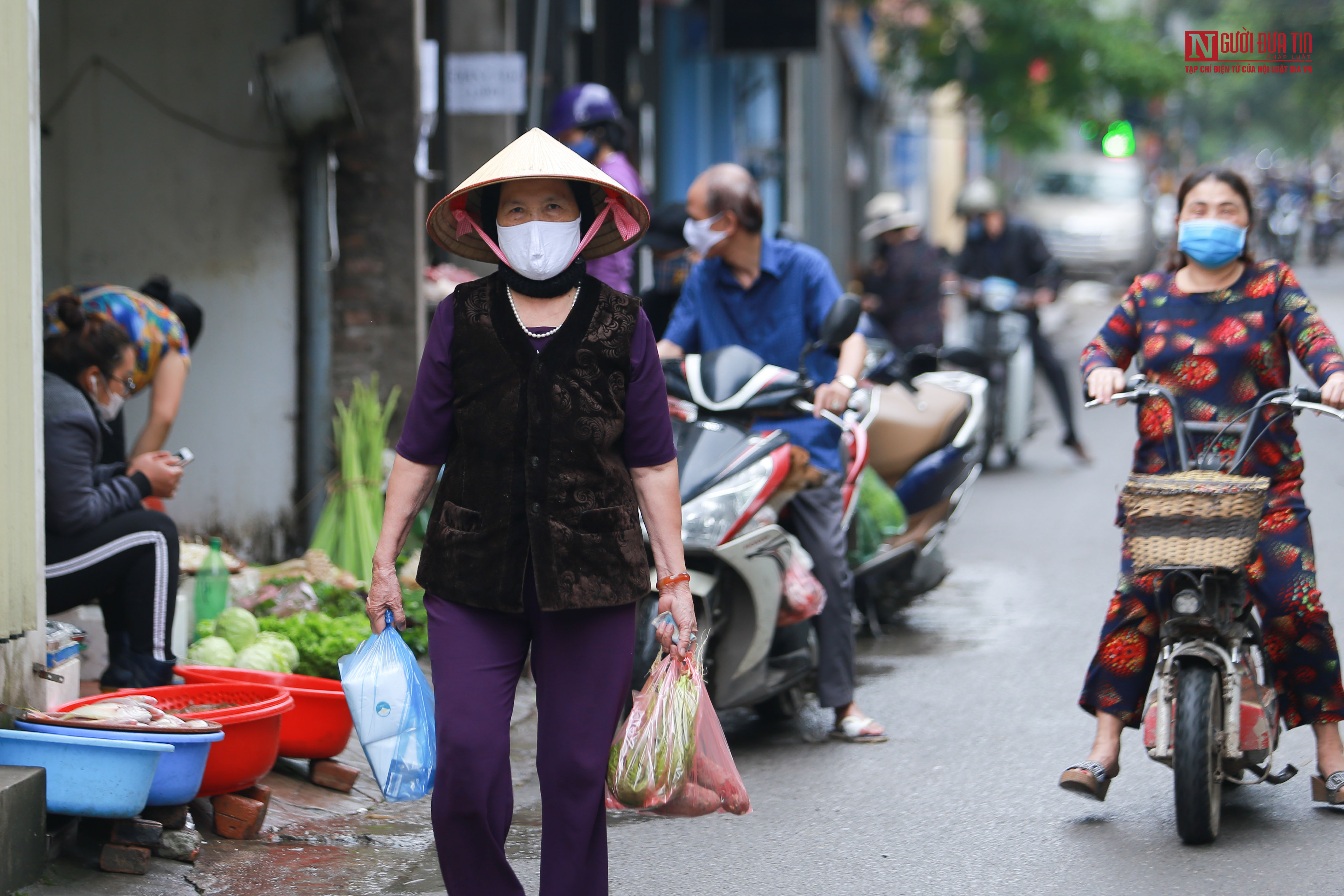 Tin nhanh - Hà Nội: Công an tăng cường kiểm soát thân nhiệt người ra vào chợ (Hình 14).