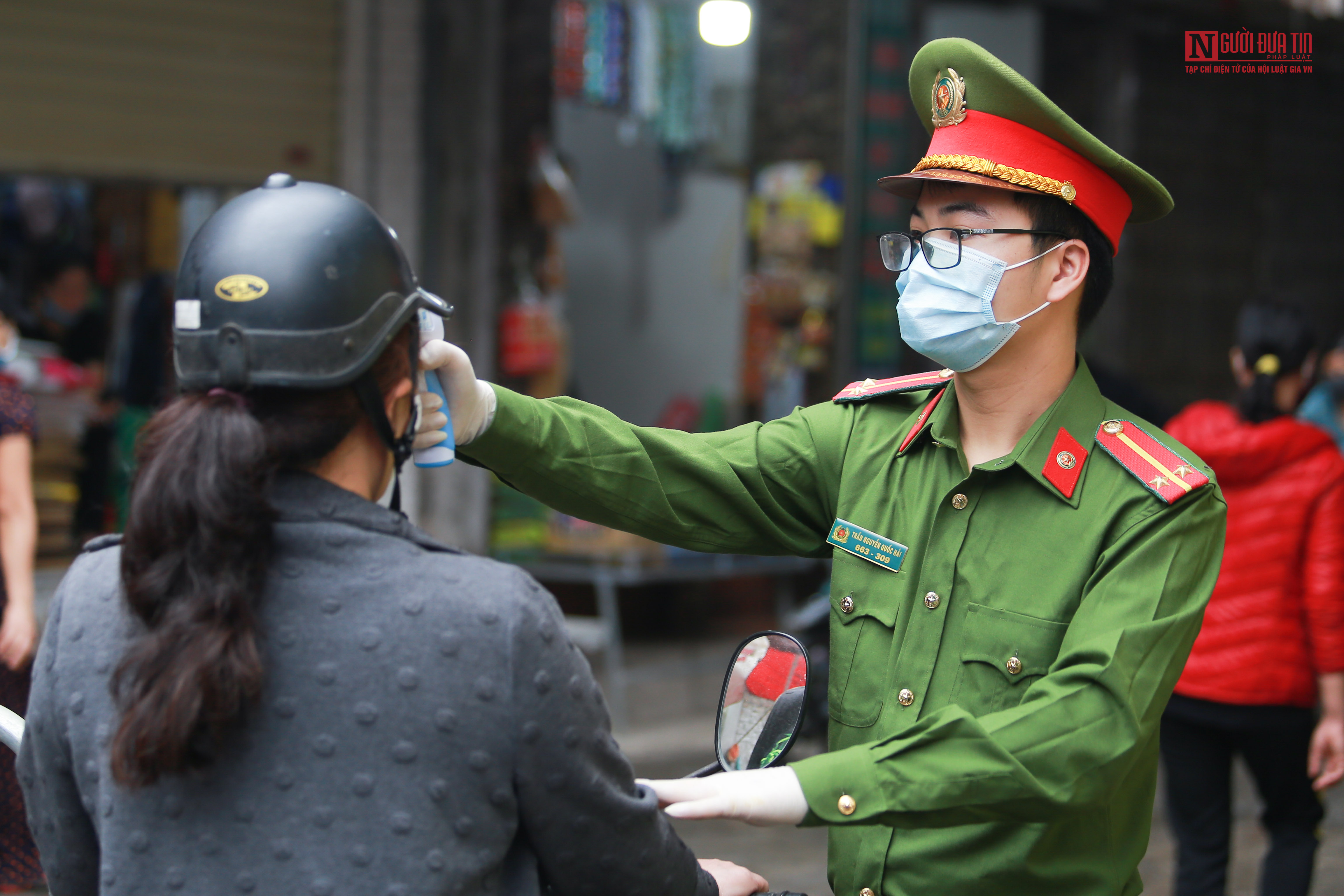 Tin nhanh - Hà Nội: Công an tăng cường kiểm soát thân nhiệt người ra vào chợ (Hình 4).