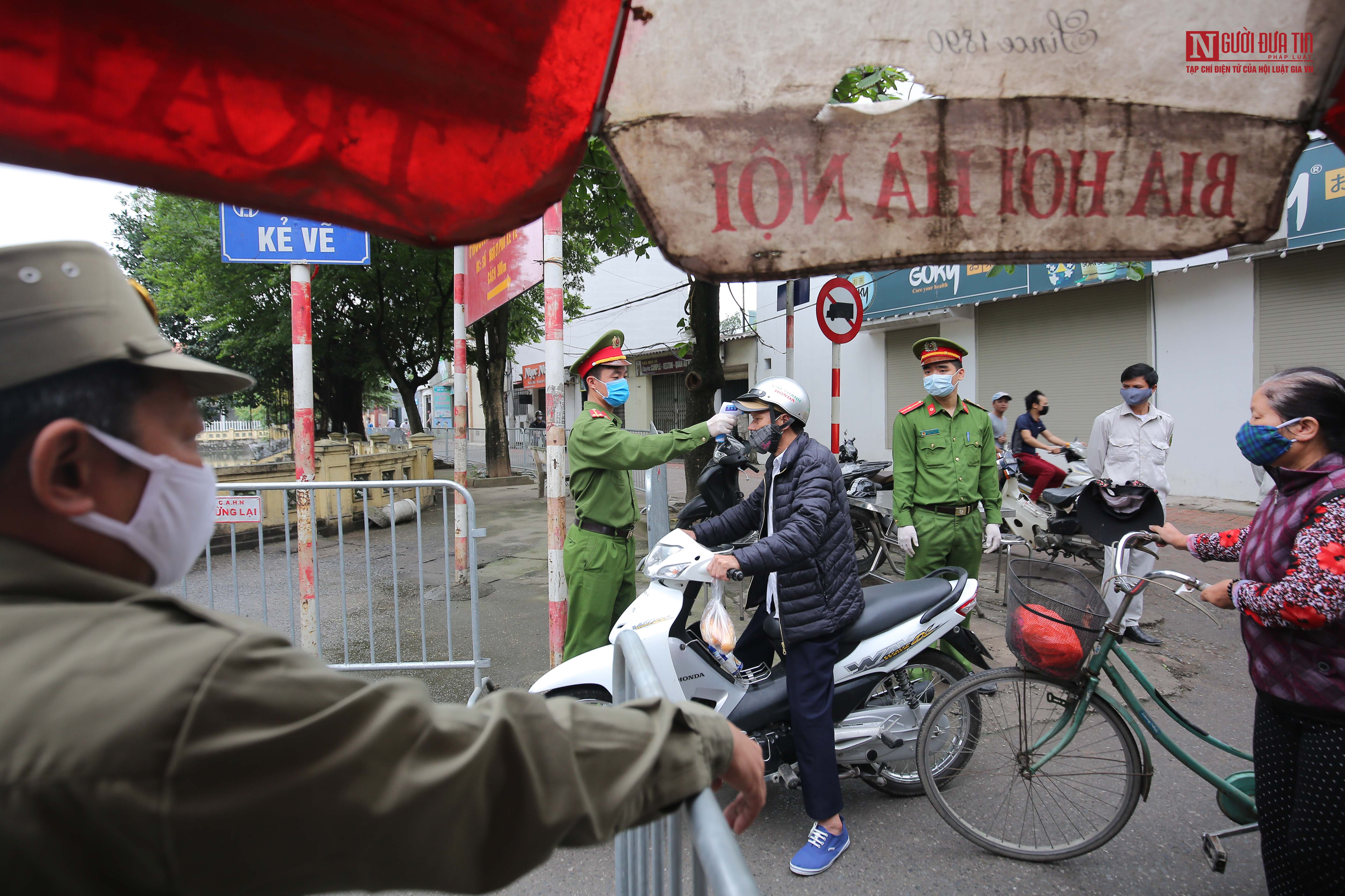 Tin nhanh - Hà Nội: Công an tăng cường kiểm soát thân nhiệt người ra vào chợ (Hình 2).