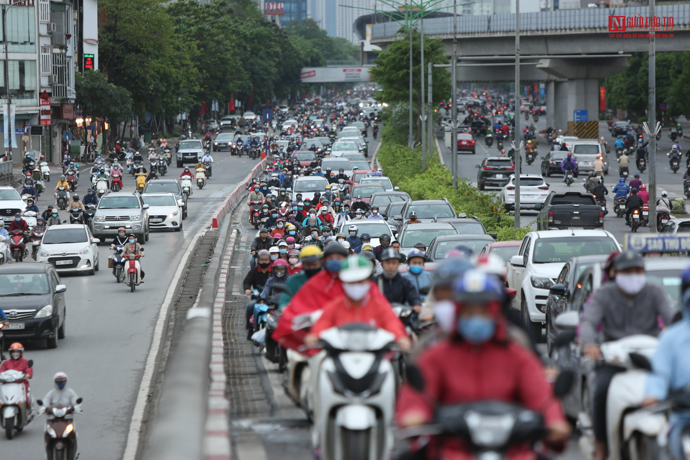 Tin nhanh - Đường phố Hà Nội đông đúc trở lại sau khi nới lỏng cách ly xã hội (Hình 7).