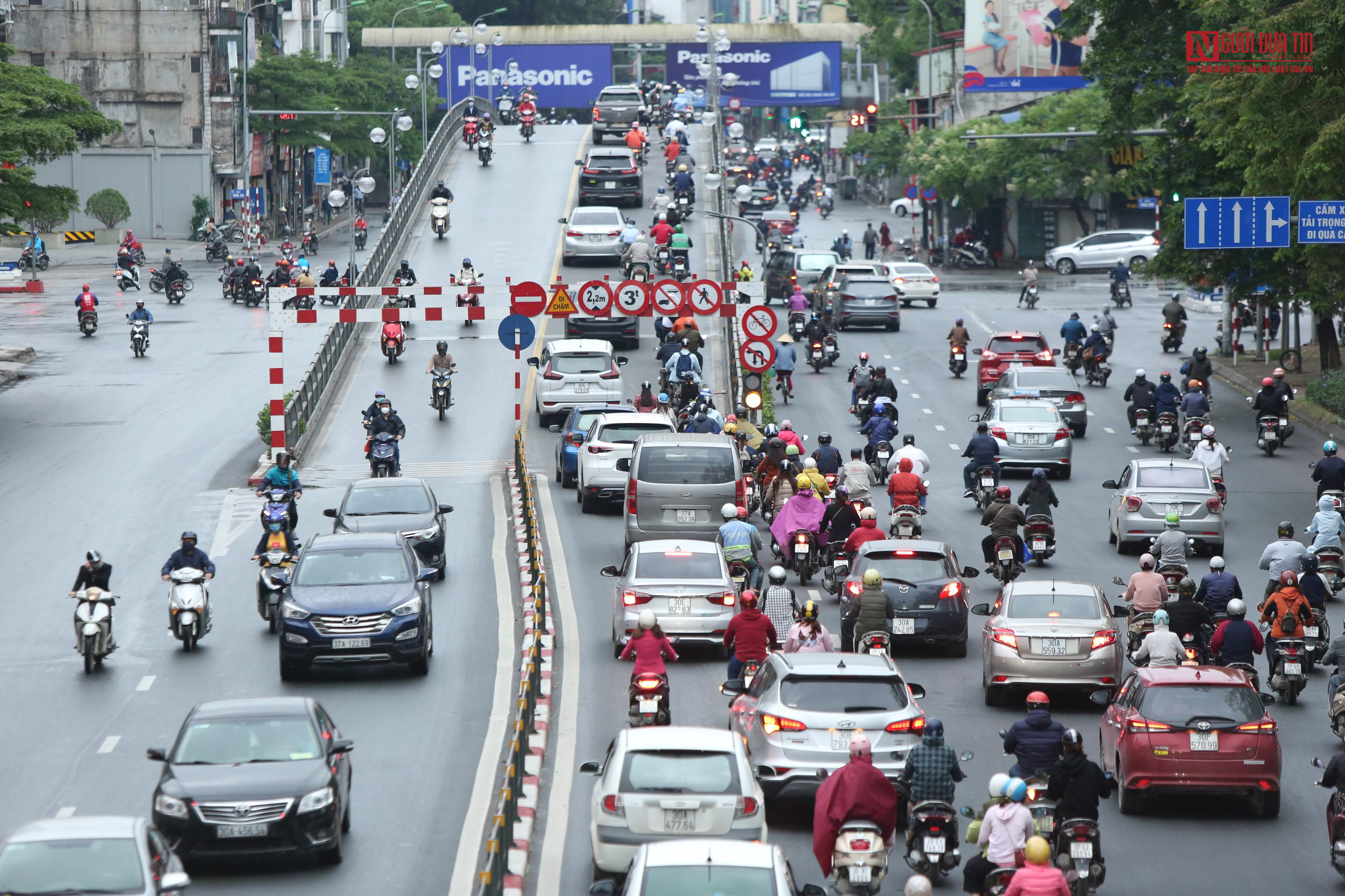 Tin nhanh - Đường phố Hà Nội đông đúc trở lại sau khi nới lỏng cách ly xã hội (Hình 5).