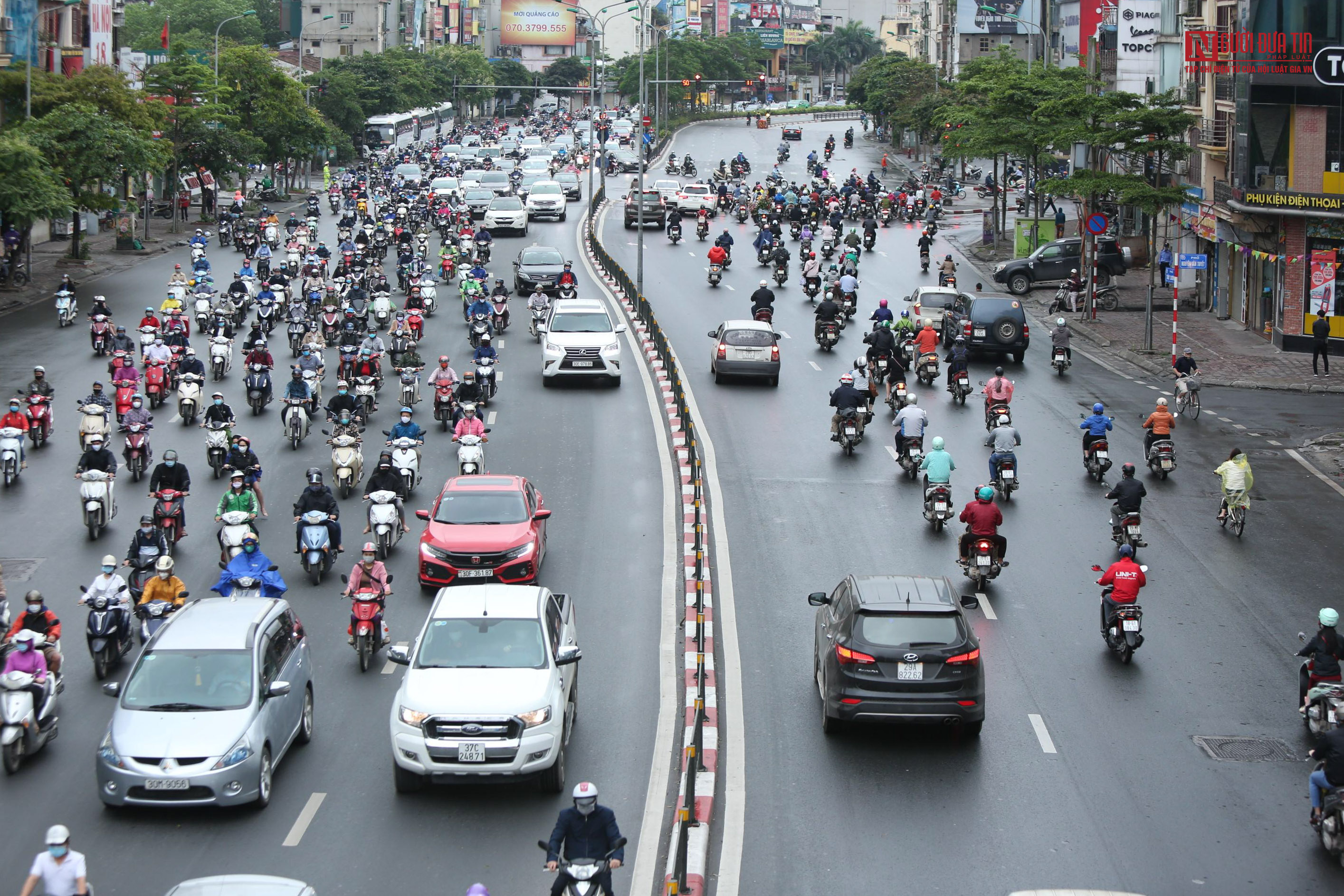 Tin nhanh - Đường phố Hà Nội đông đúc trở lại sau khi nới lỏng cách ly xã hội (Hình 4).