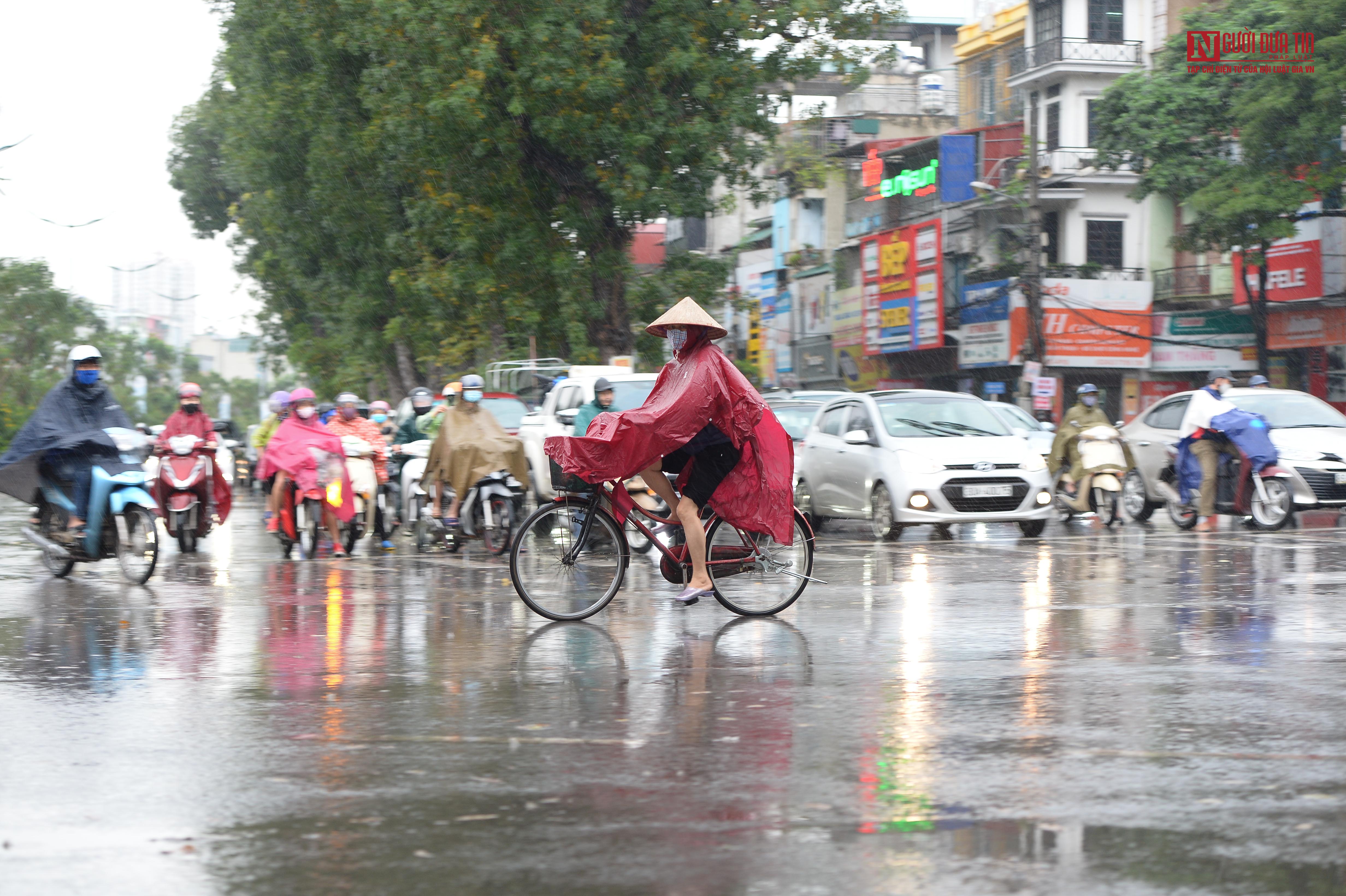 Tin nhanh - Đường phố Hà Nội đông đúc trở lại sau khi nới lỏng cách ly xã hội (Hình 12).