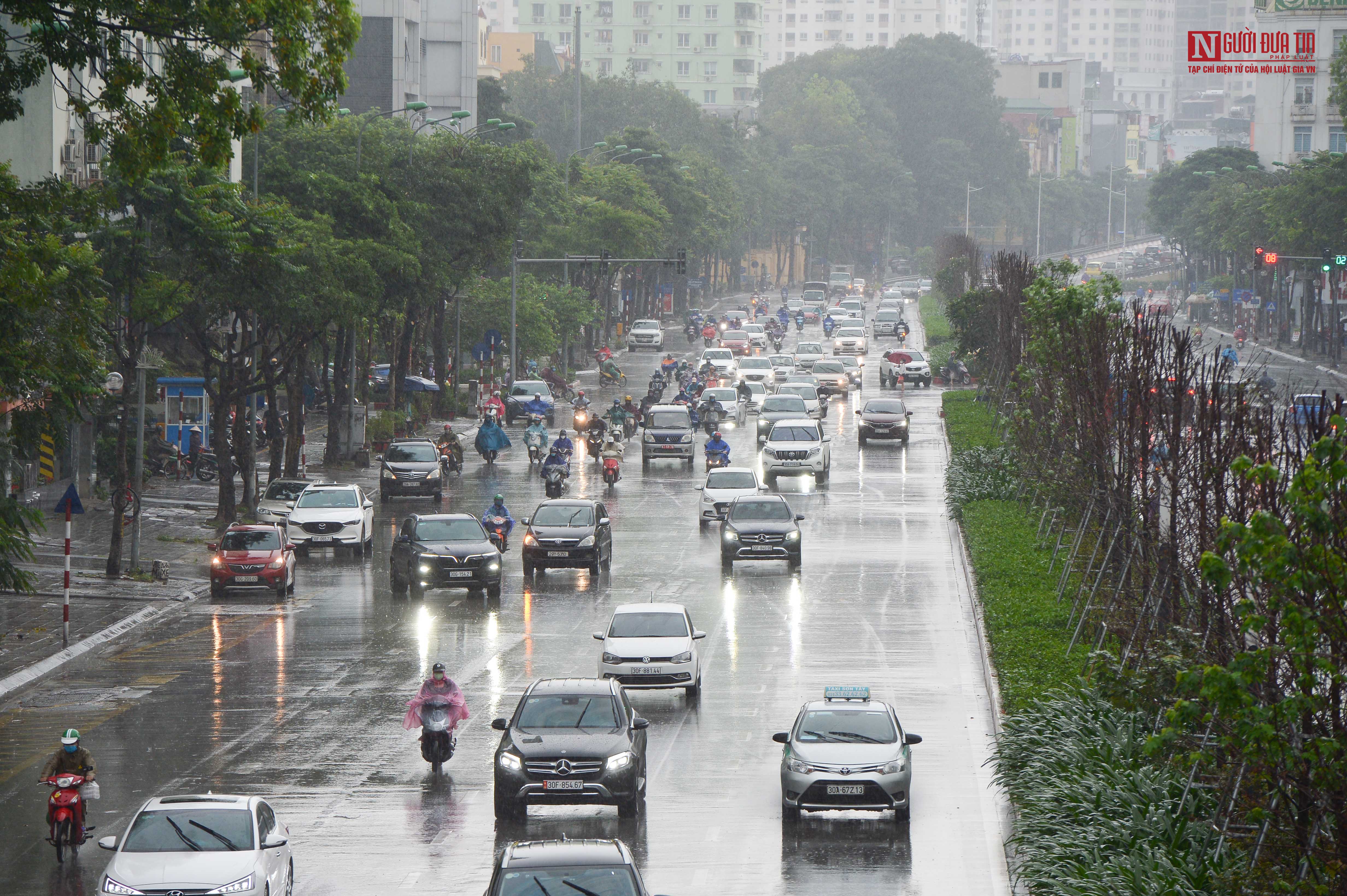 Tin nhanh - Đường phố Hà Nội đông đúc trở lại sau khi nới lỏng cách ly xã hội (Hình 11).