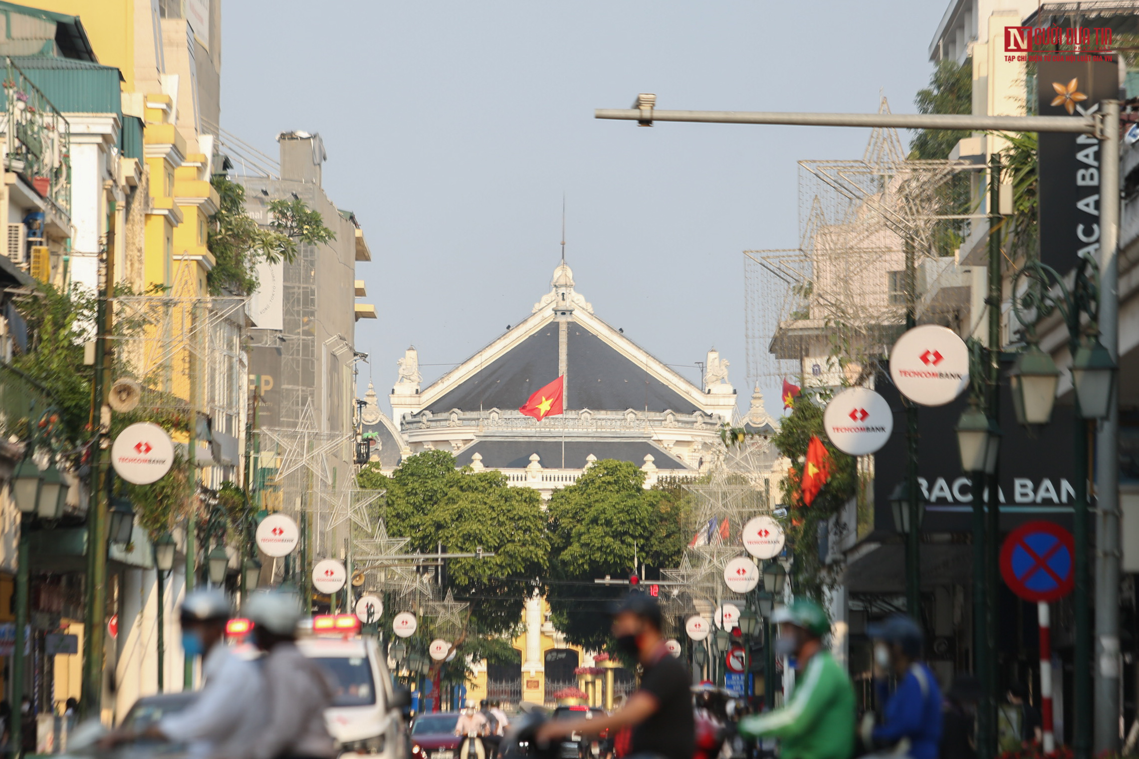 Tin nhanh - Hà Nội ngập tràn cờ hoa mừng 45 năm Giải phóng miền Nam, thống nhất đất nước (Hình 9).