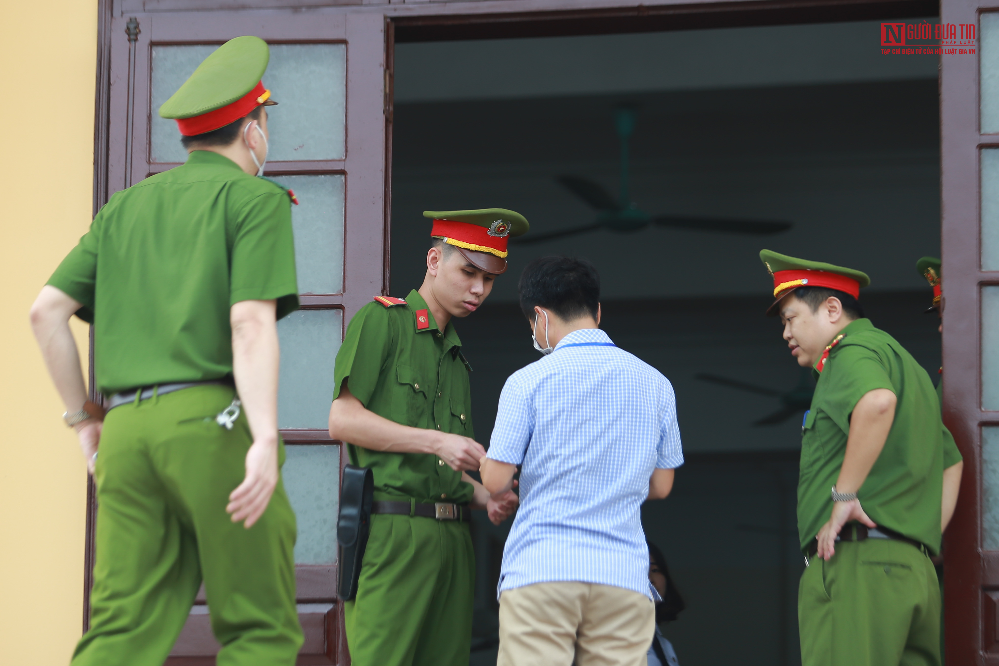 An ninh - Hình sự - Những hình ảnh đầu tiên trong phiên xét xử gian lận thi cử tại Hòa Bình (Hình 12).