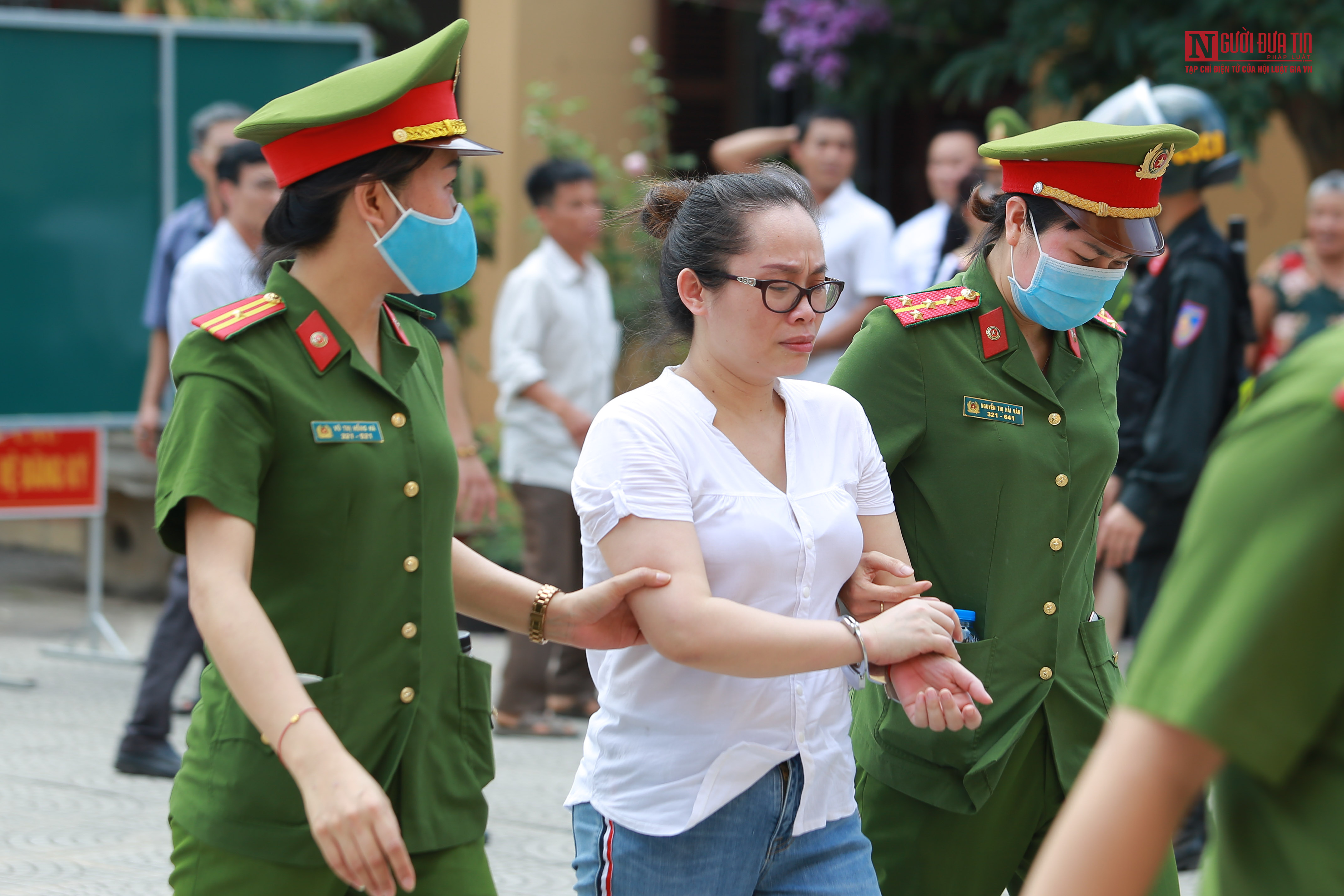 An ninh - Hình sự - Ngày đầu xét xử gian lận thi cử tại Hoà Bình: Kẻ khóc người cười (Hình 7).