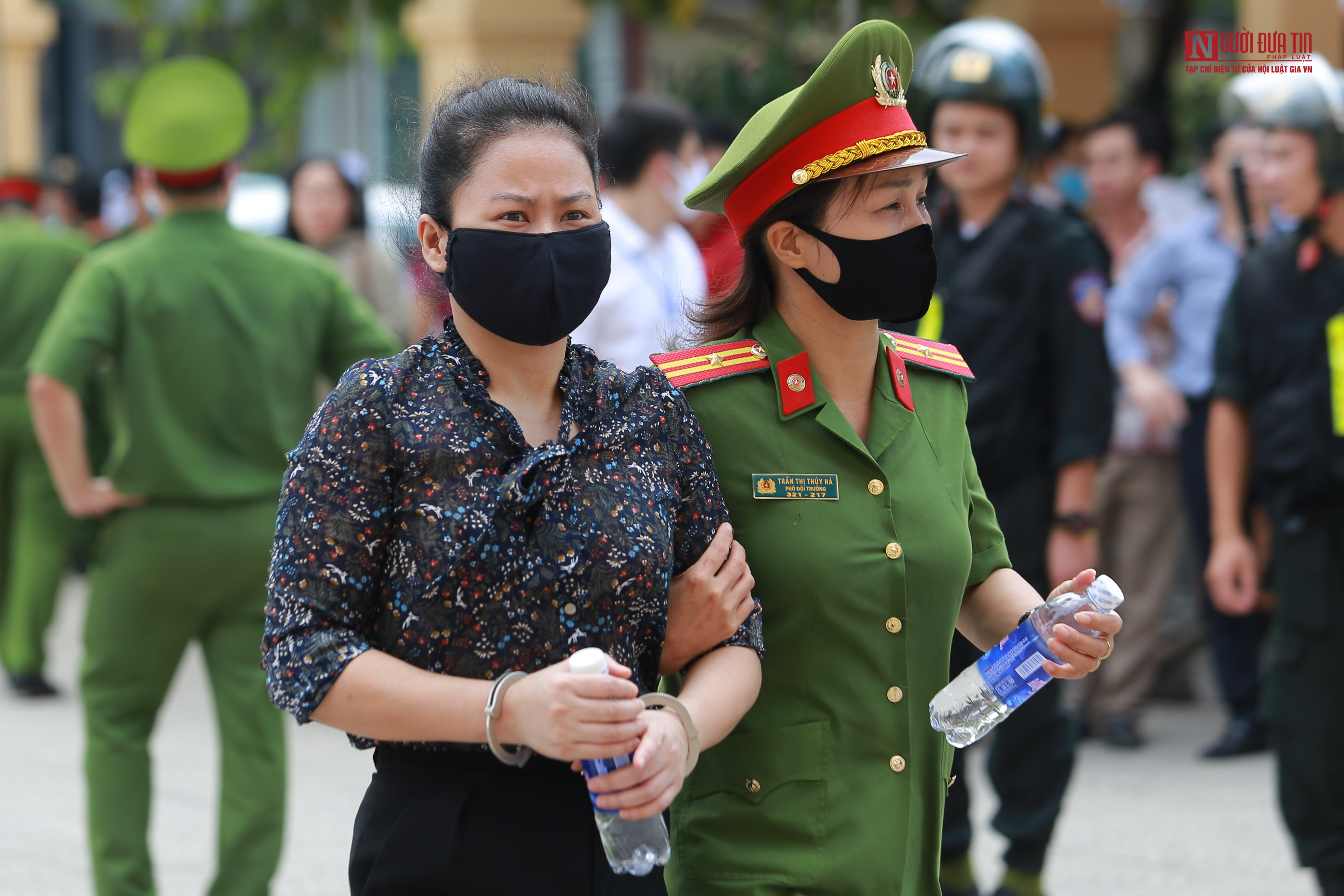 An ninh - Hình sự - Ngày đầu xét xử gian lận thi cử tại Hoà Bình: Kẻ khóc người cười (Hình 5).