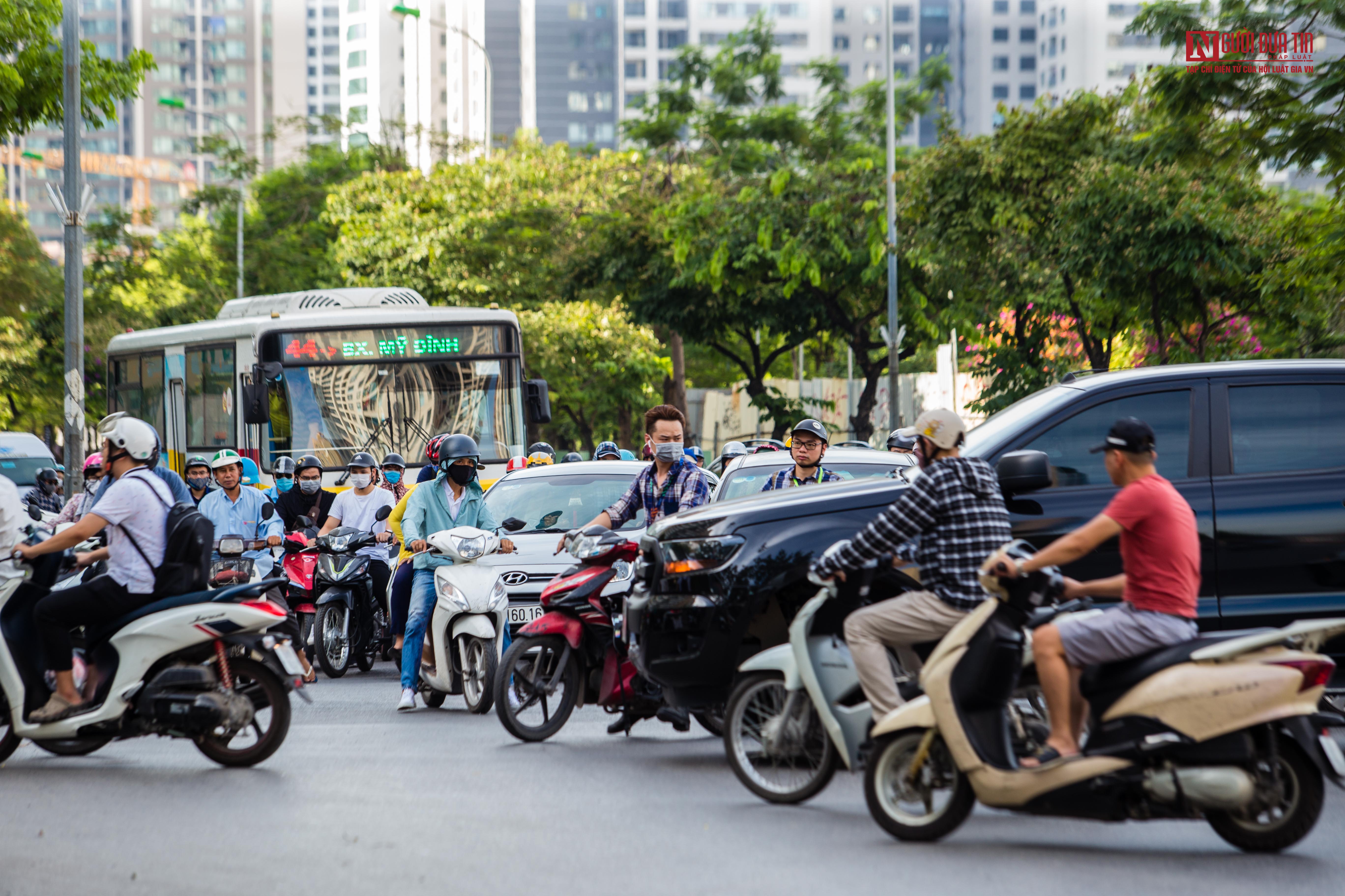 Tin nhanh - Hà Nội: Bất chấp biển cấm, người dân ngang nhiên vi phạm giao thông (Hình 11).