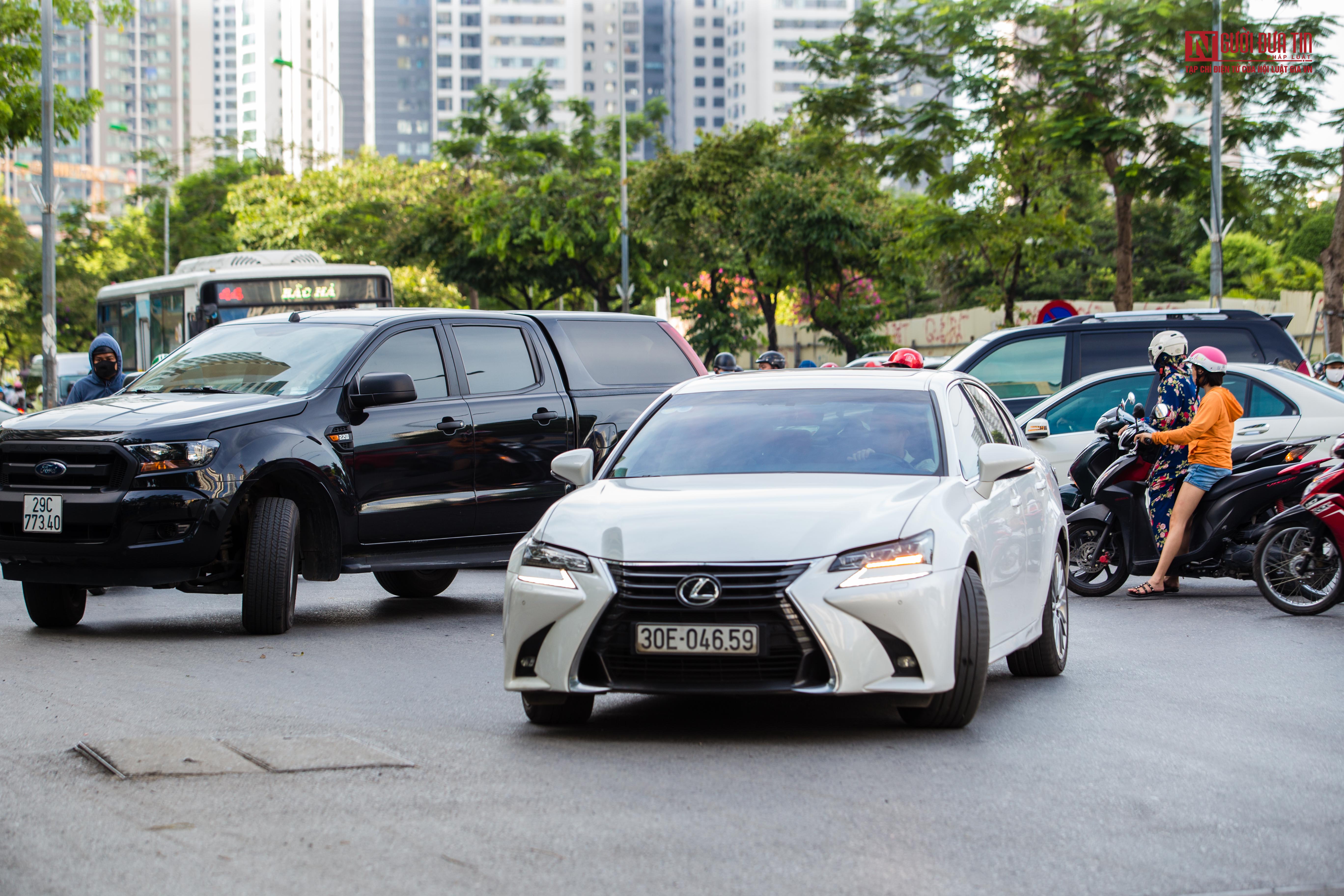 Tin nhanh - Hà Nội: Bất chấp biển cấm, người dân ngang nhiên vi phạm giao thông (Hình 5).