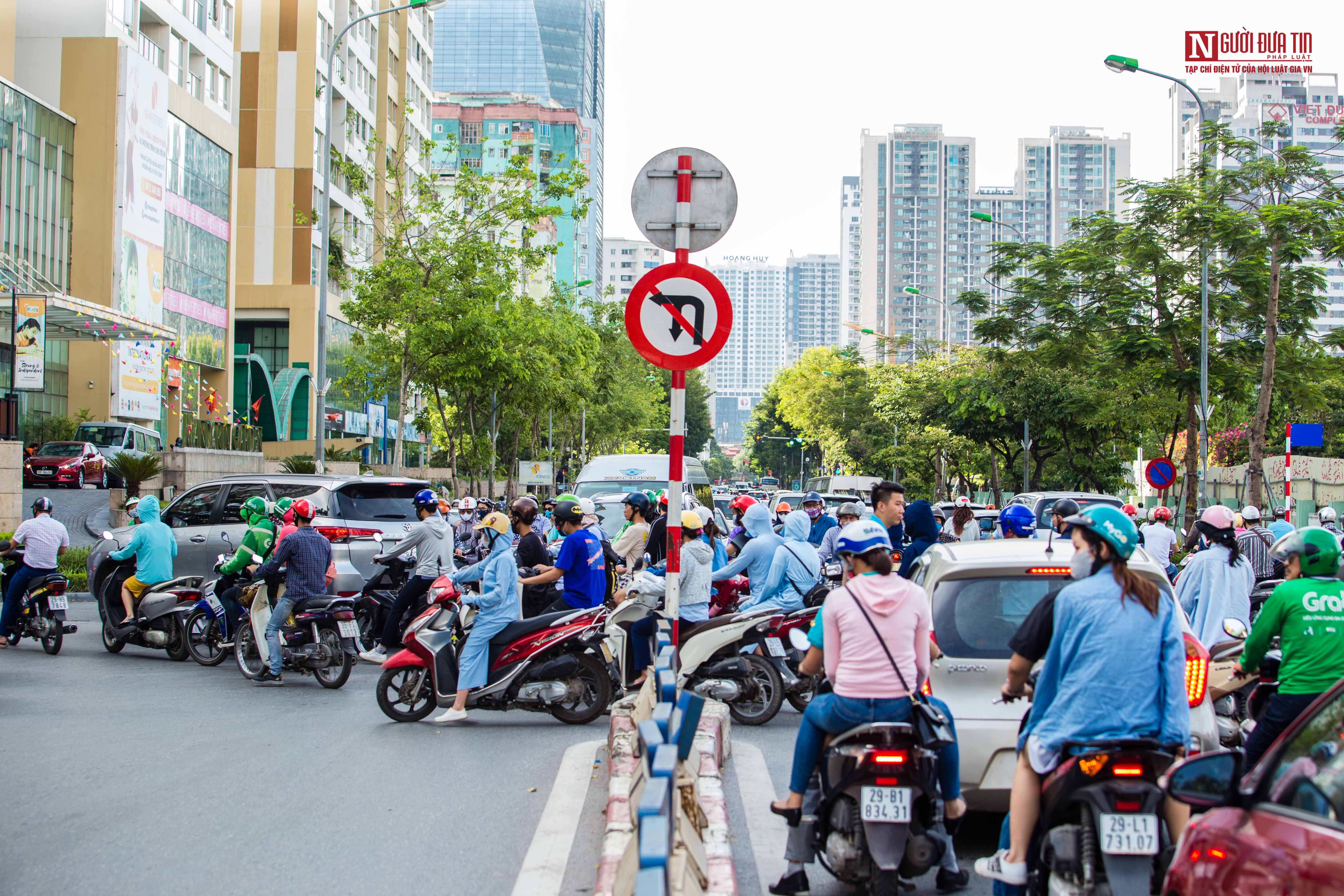 Tin nhanh - Hà Nội: Bất chấp biển cấm, người dân ngang nhiên vi phạm giao thông