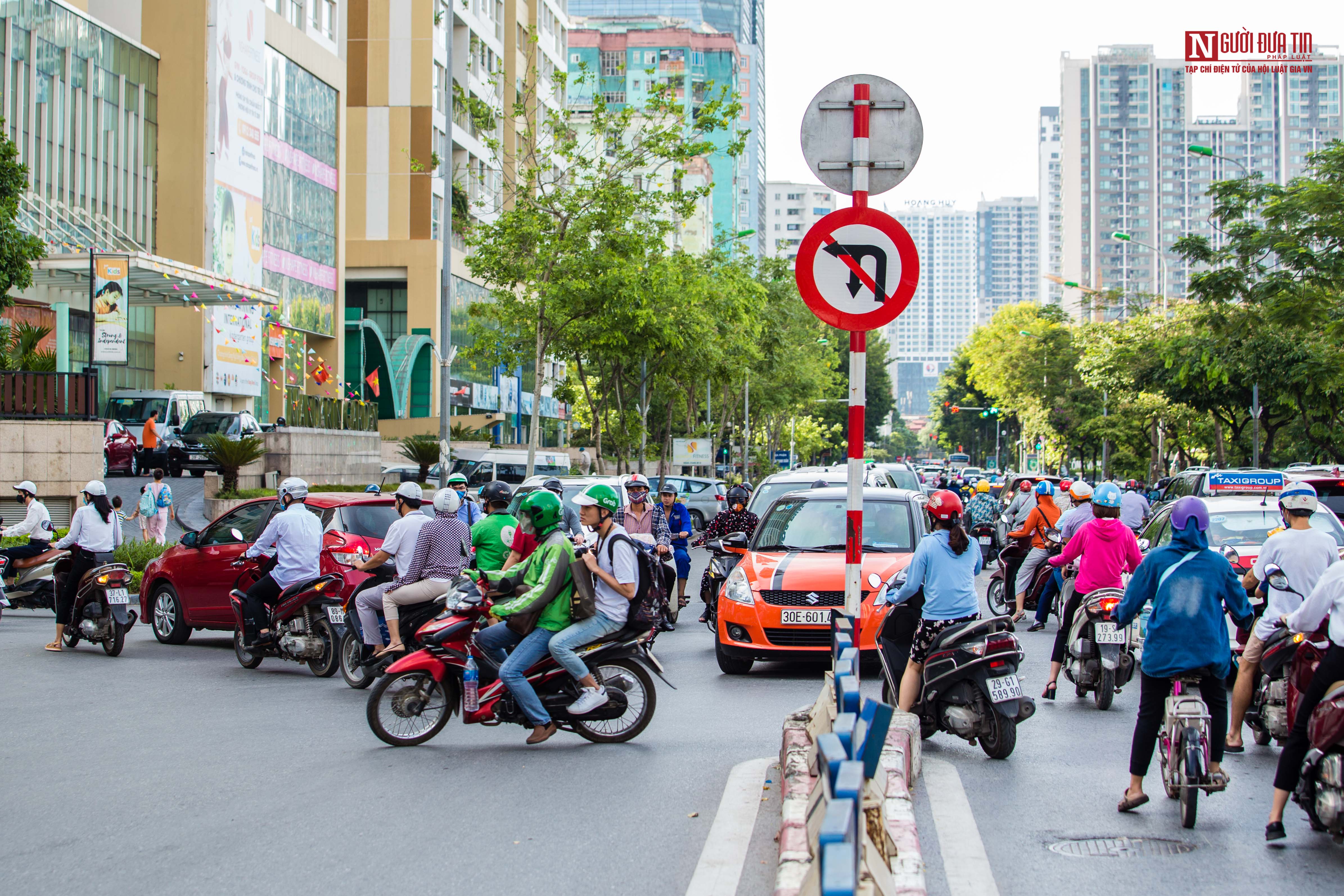 Tin nhanh - Hà Nội: Bất chấp biển cấm, người dân ngang nhiên vi phạm giao thông (Hình 4).