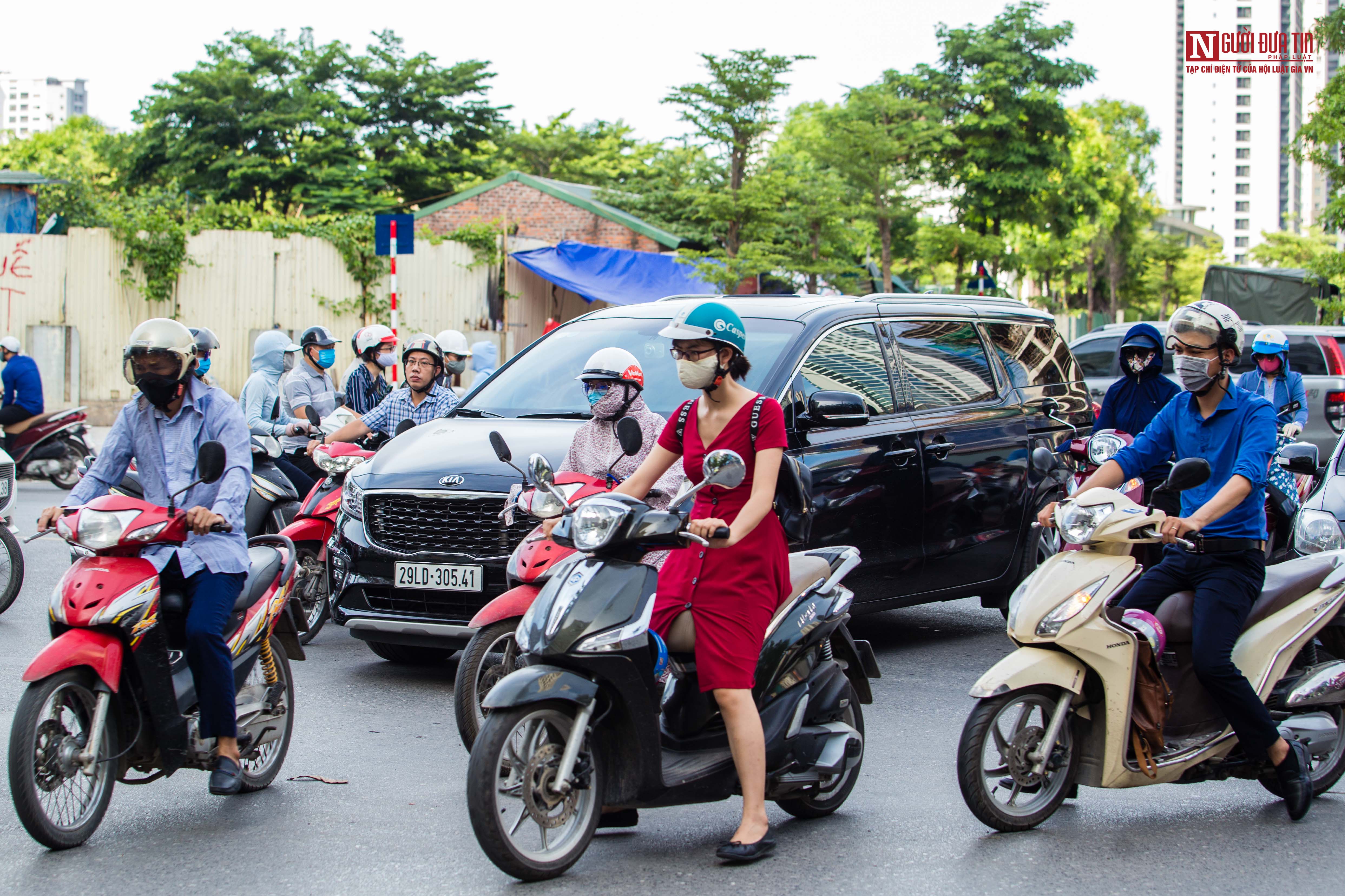 Tin nhanh - Hà Nội: Bất chấp biển cấm, người dân ngang nhiên vi phạm giao thông (Hình 8).